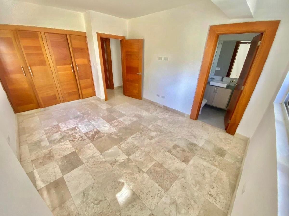 apartamentos - Apartamento en Venta
SERRALLÉS 
USD 270,000.00
Mantenimiento: RD$10,000.00

 6
