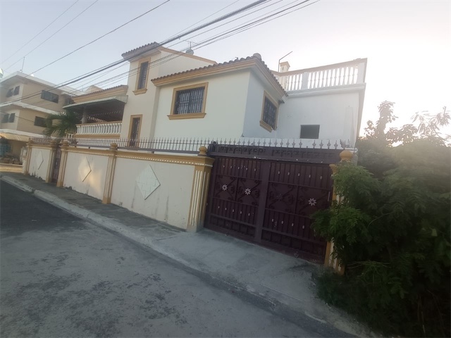 casas - Venta de casa de 3 niveles la autopista de san Isidro brisa oriental con piscina 2