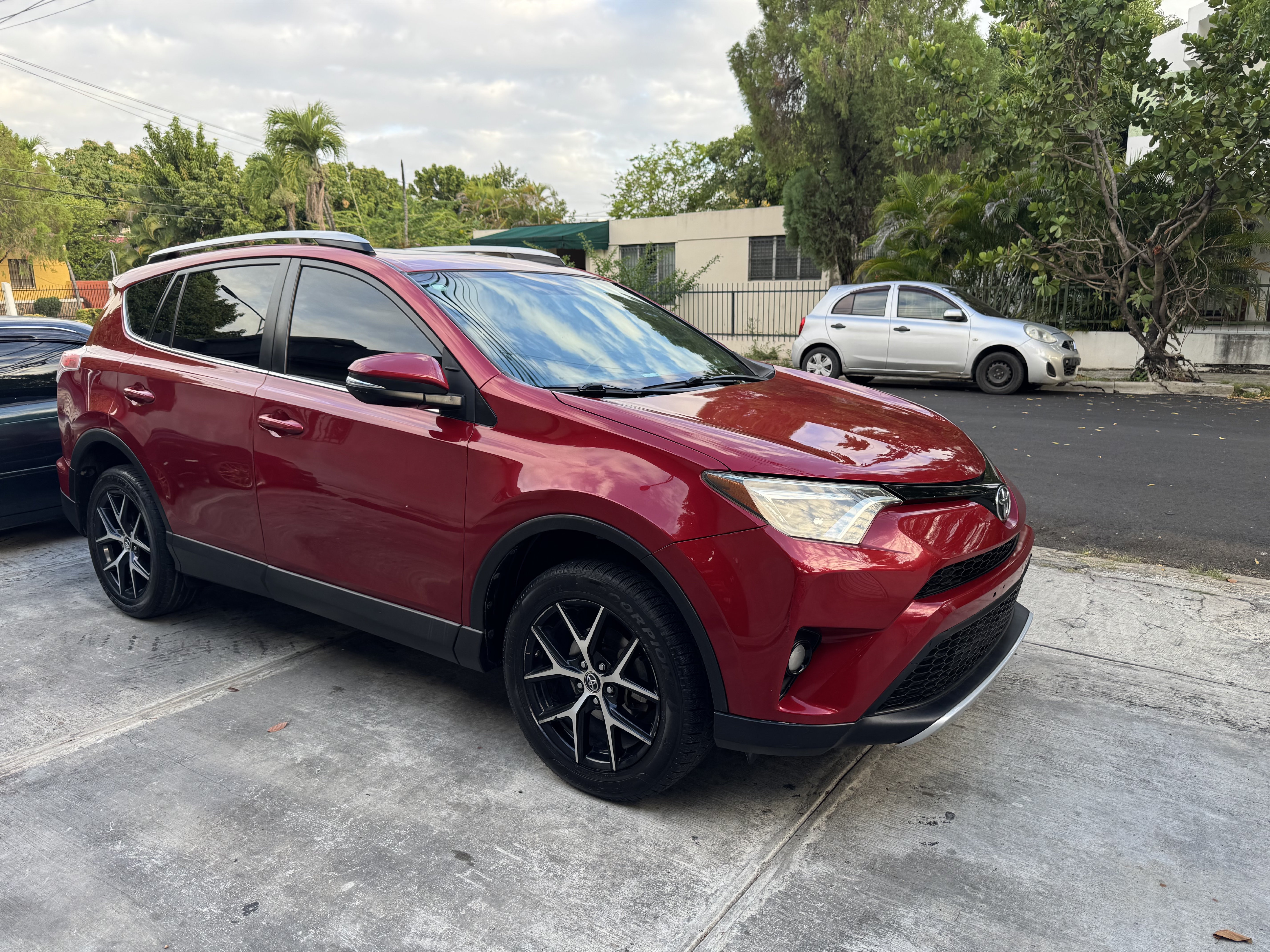 jeepetas y camionetas - Vendo Jeepeta Rav4 SE 2016 3