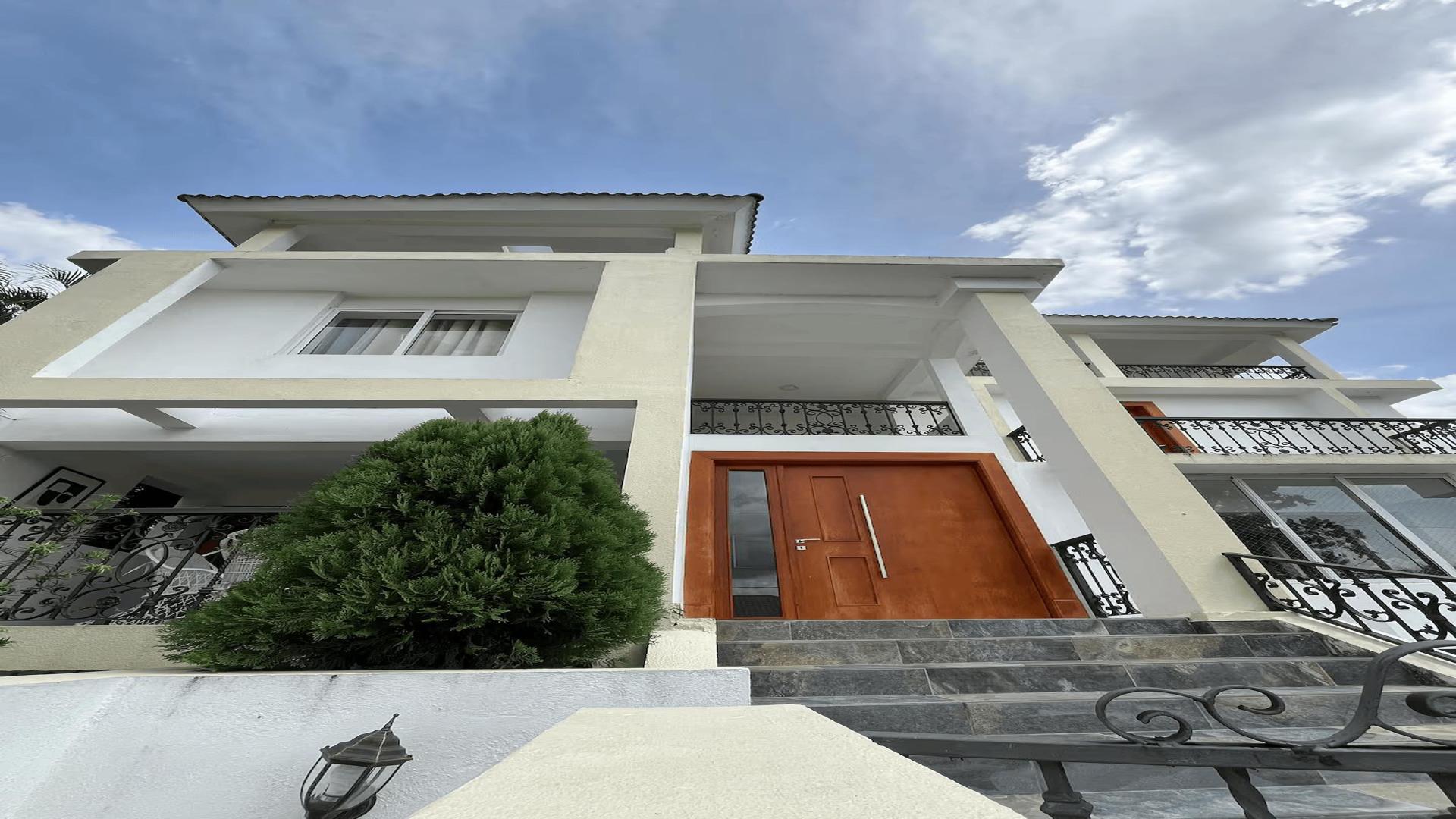 casas - Amplia Casa de 5 Habitaciones con Piscina y Gazebo en Santiago 0