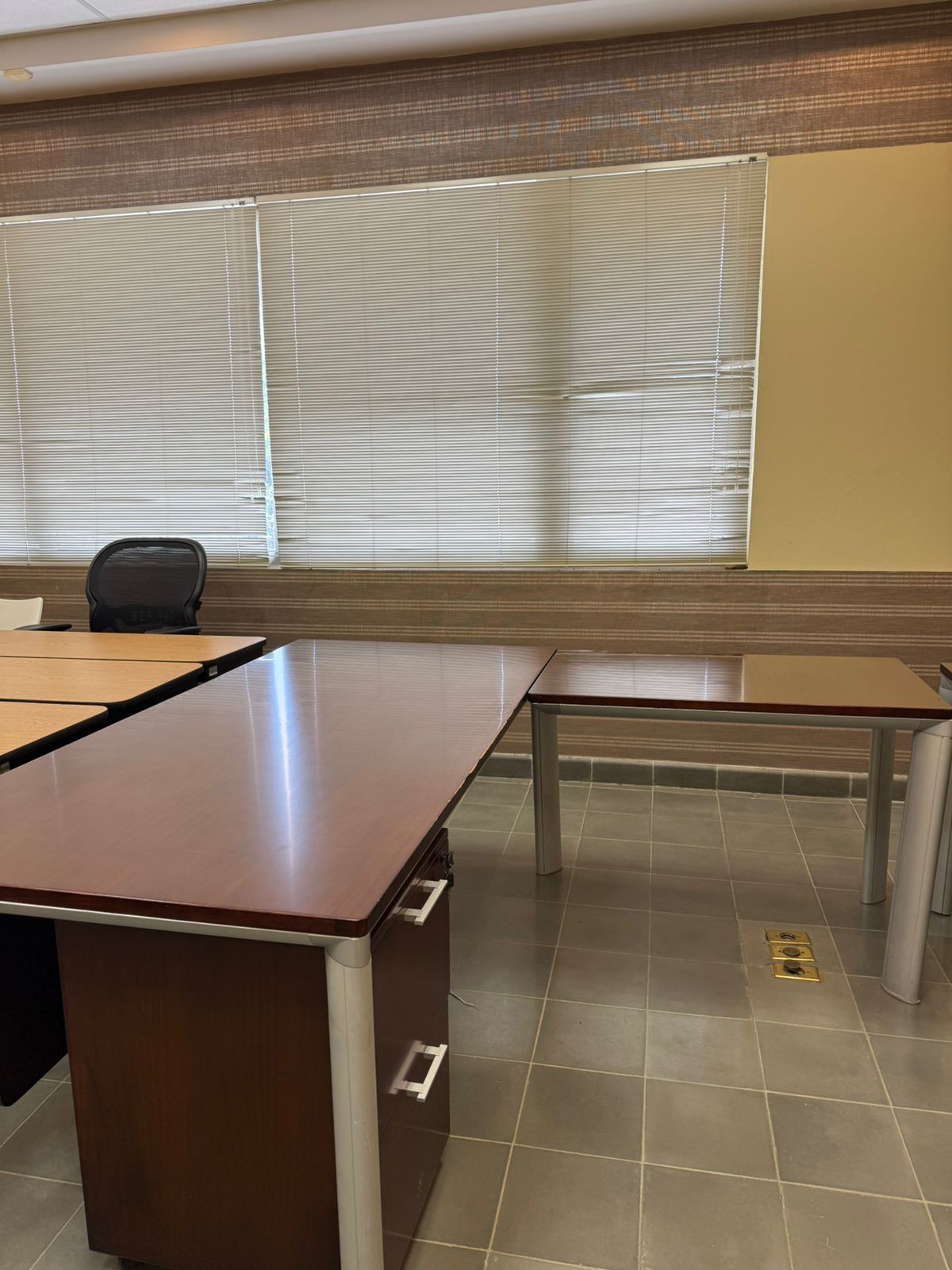 articulos de oficina - Escritorio en madera prensada, con módulo de gaveta y Credenza 1