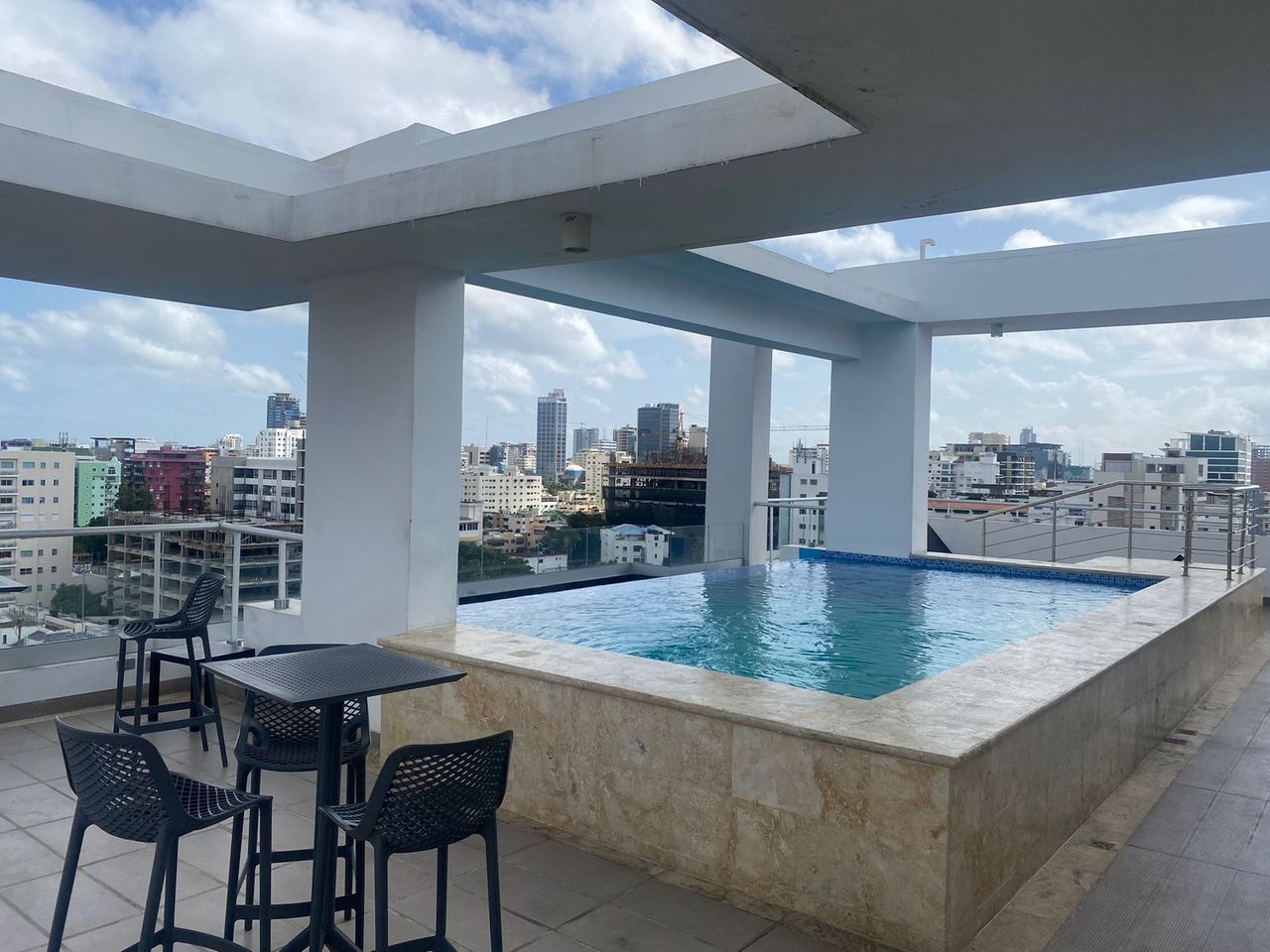 apartamentos - Apartamento en alquiler con Linea Blanca en Evaristo Morales 2hab+2baños+2par 4