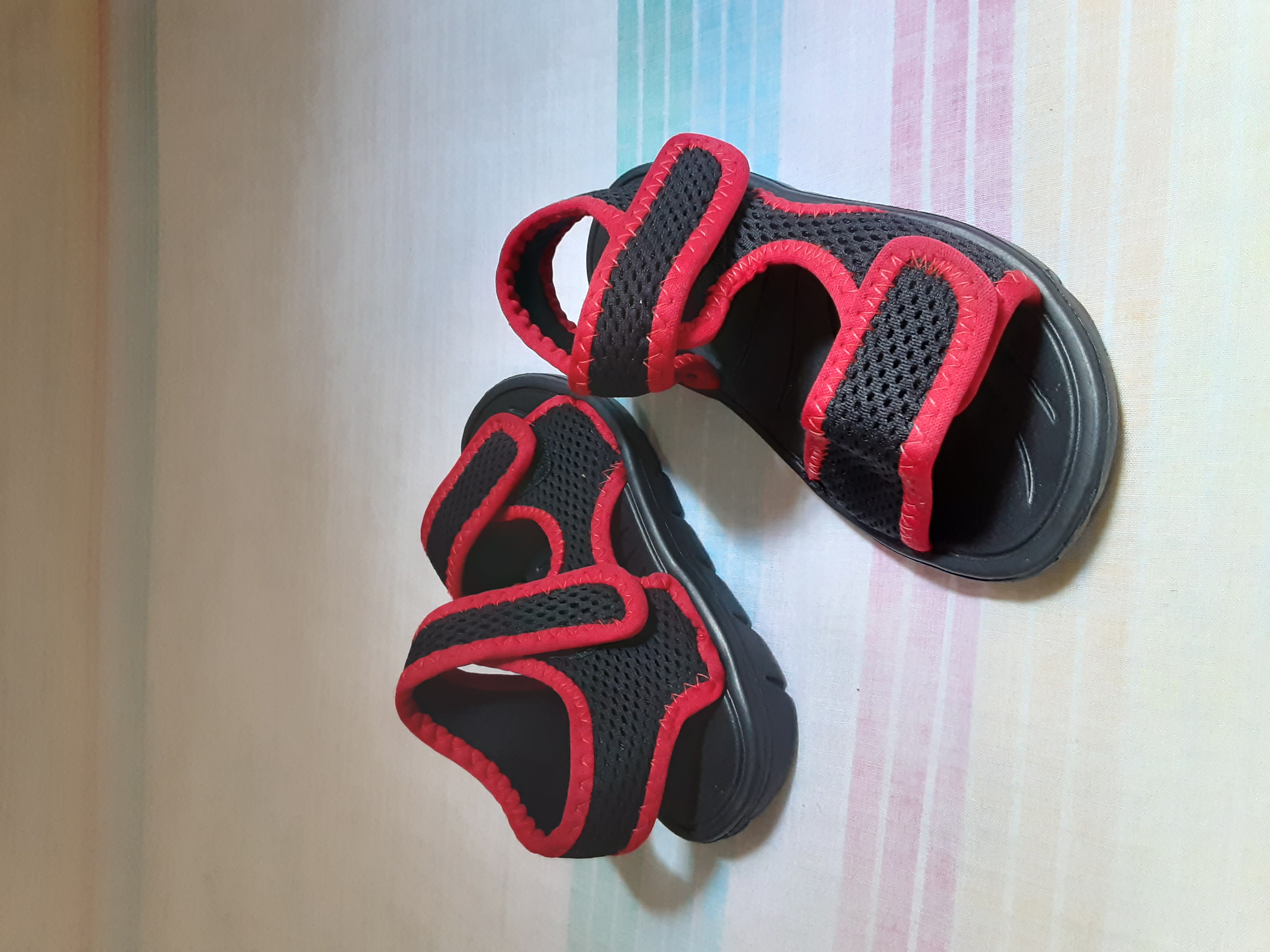 ropa y zapatos - Sandalias para niño.