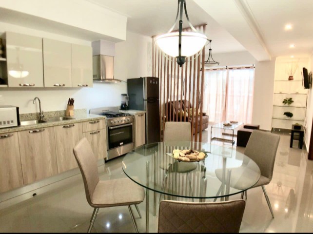 apartamentos - Alquilo En Evaristo Morales a dos esquinas de Acrópolis. Santo Domingo 3