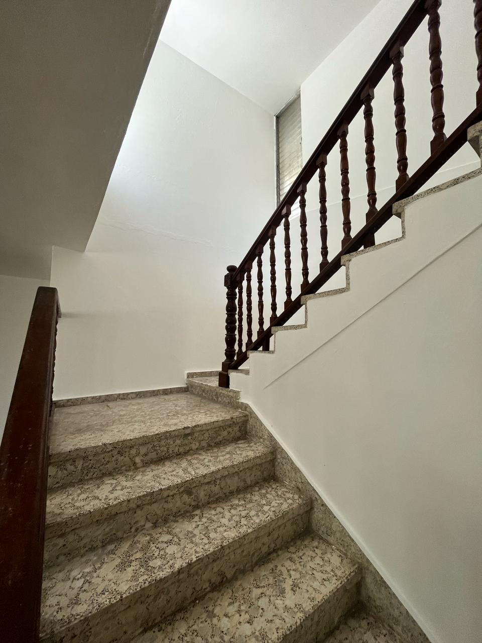 casas - EN VENTA AMPLIA CASA  EN LA CASTELLANA  Solar 499. 7