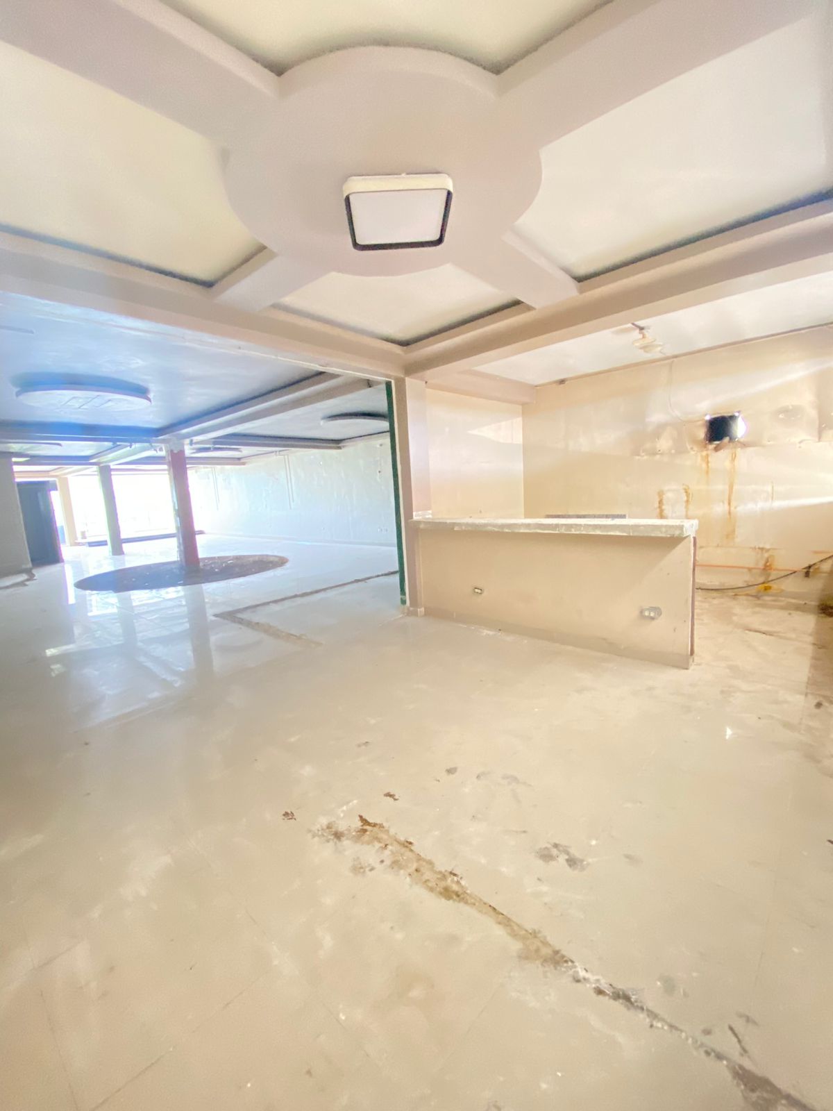 oficinas y locales comerciales - Local comercial en alquiler, Av. Charles de Gaulle 2