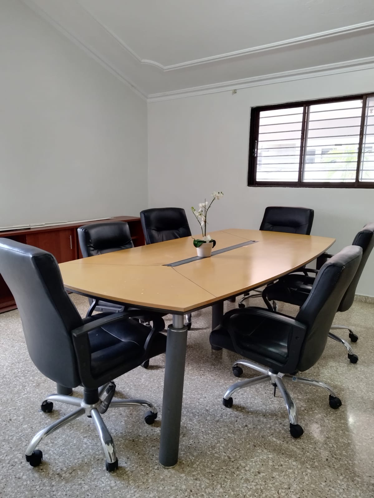articulos de oficina - Mesa de reuniones con 4 sillas  1