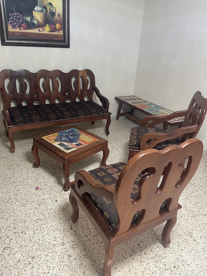 muebles y colchones - Vendo juego de 3 butacas y mesa de centro en caoba. RD$15000 0