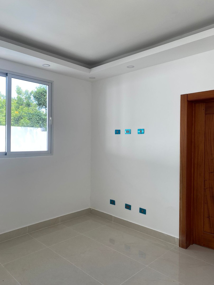 casas - Hermosa Casa de 2 Niveles en Proyecto Cerrado, Llanos de Gurabo  1