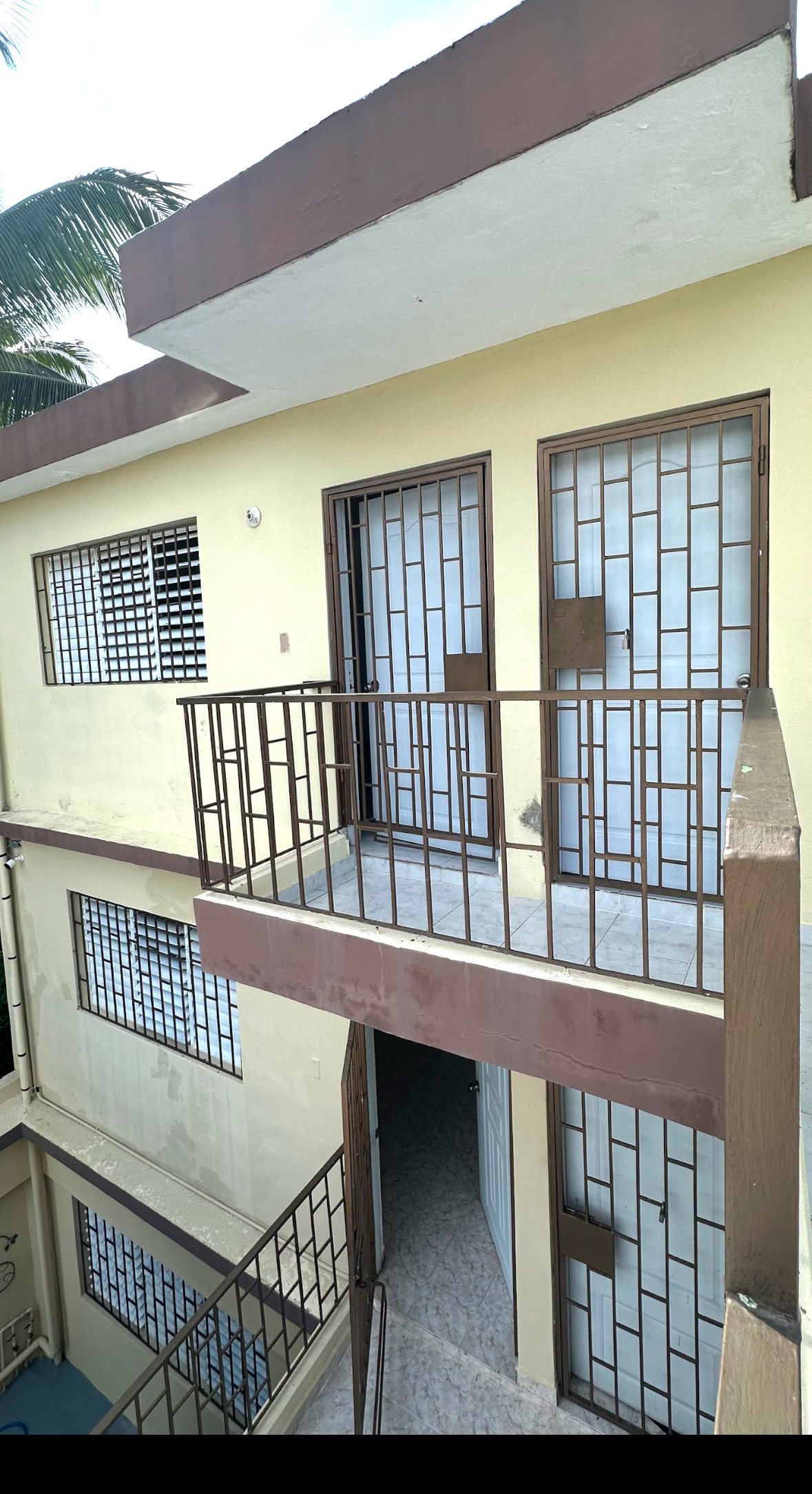 apartamentos - Apto estudio pequeño 3er nivel en Sto. Dgo. Este – Incluye agua y luz 💡 