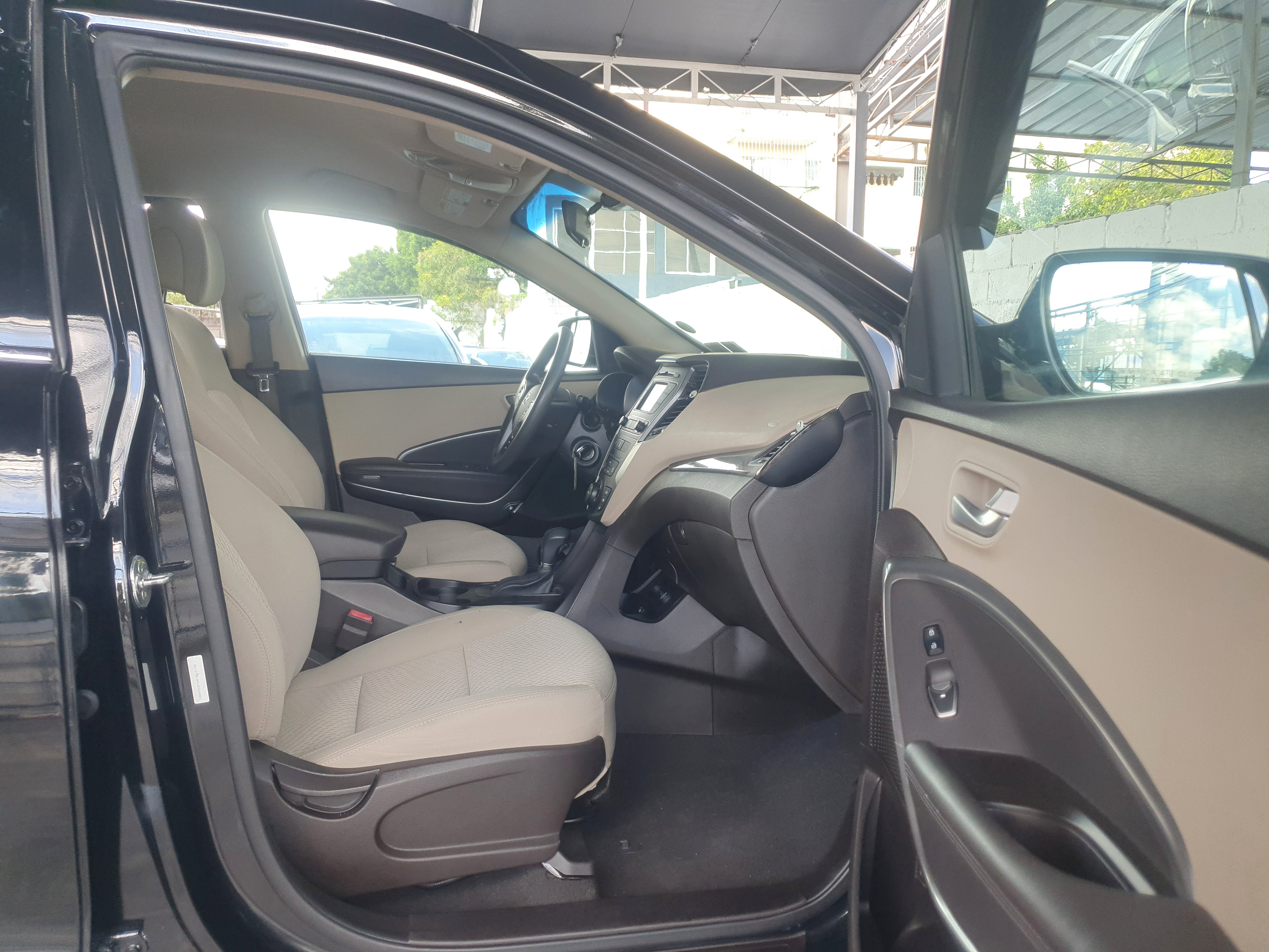 jeepetas y camionetas - HYUNDAI SANTA FE SPORT 2018 EN OFERTA SIN USO RD 5