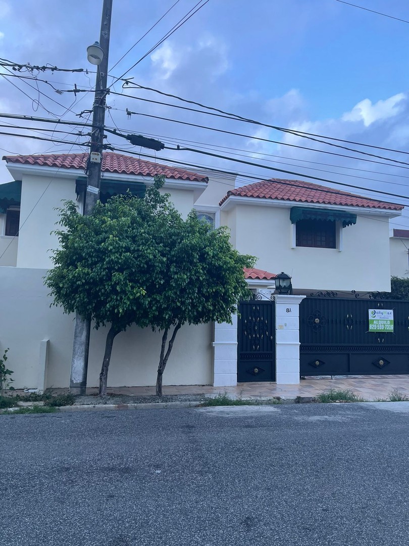 casas - Vendo Casa en sector tranquilo 4 habitaciones 4 parqueos  1