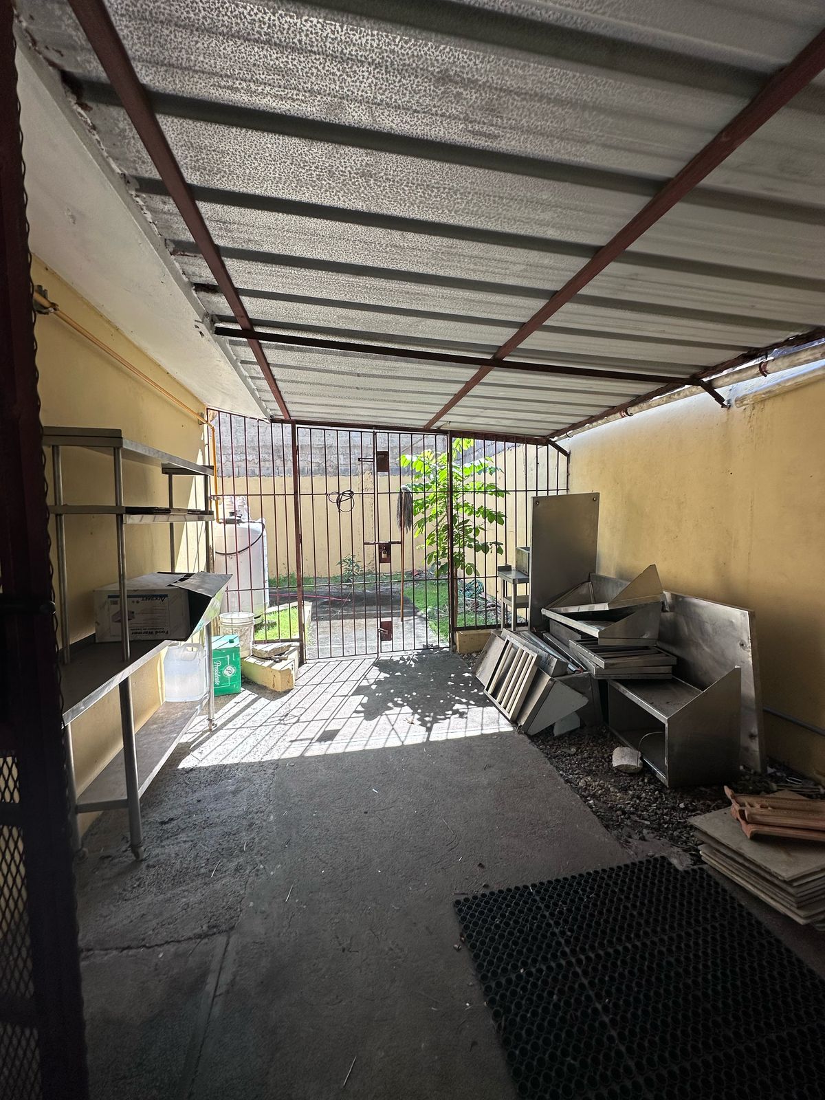 oficinas y locales comerciales - Local comercial en alquiler en Arroyo Hondo  3