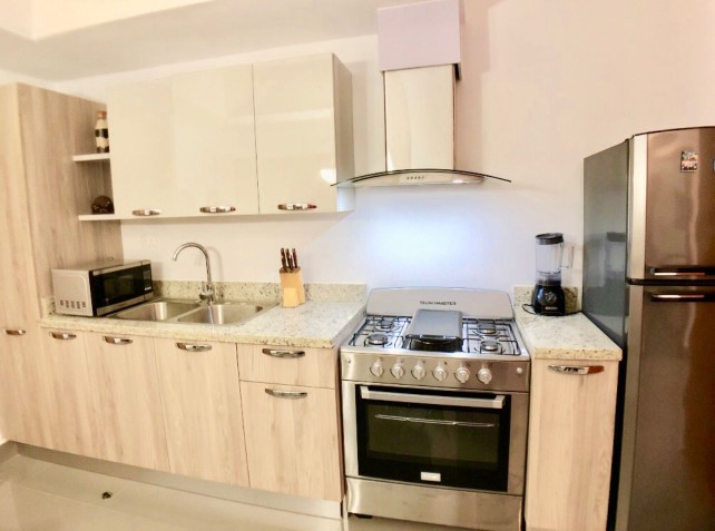 apartamentos - Alquilo En Evaristo Morales a dos esquinas de Acrópolis. Santo Domingo 4