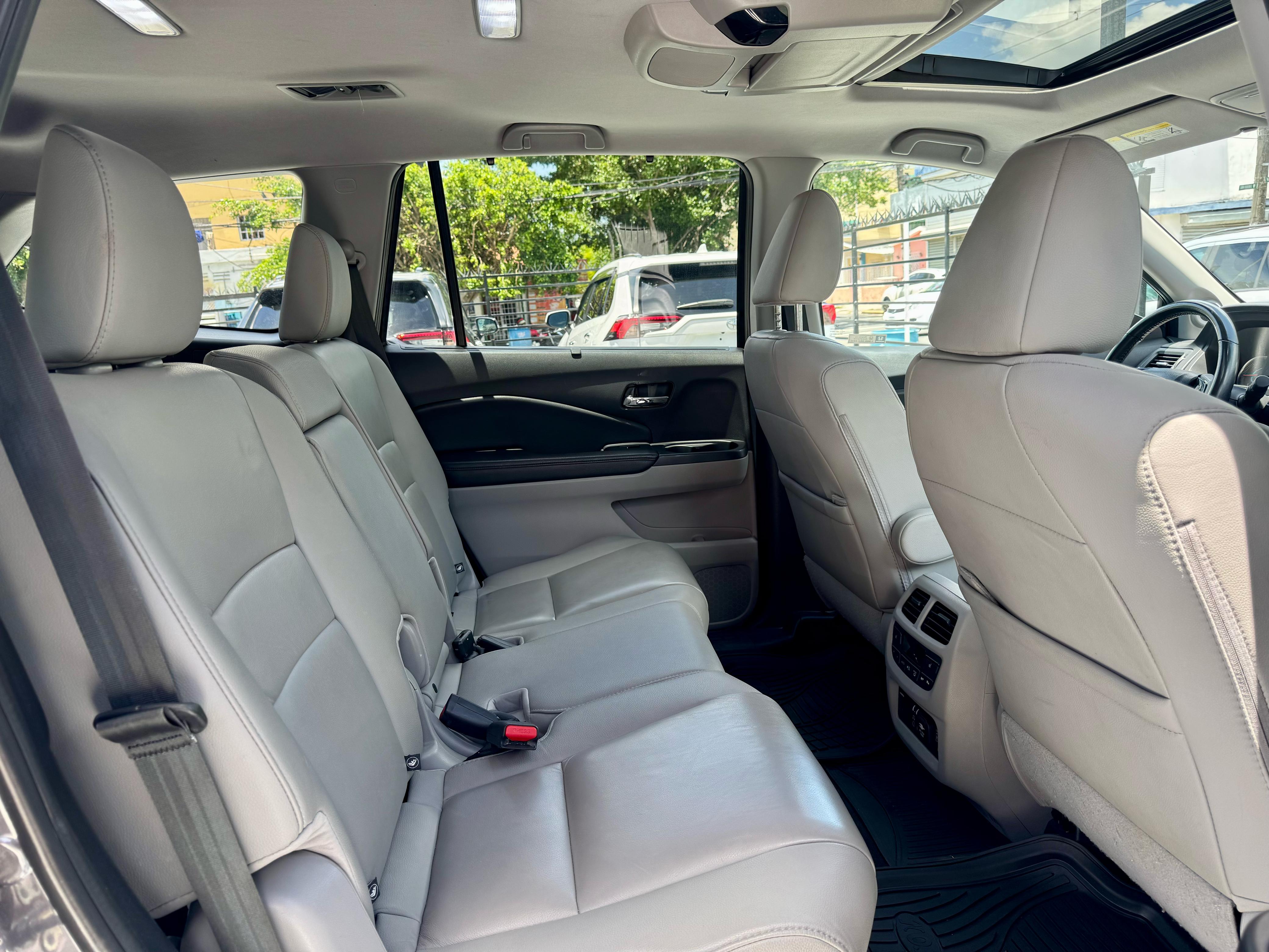 jeepetas y camionetas - Honda Pilot Touring 2019 AWD Como Nueva! 7