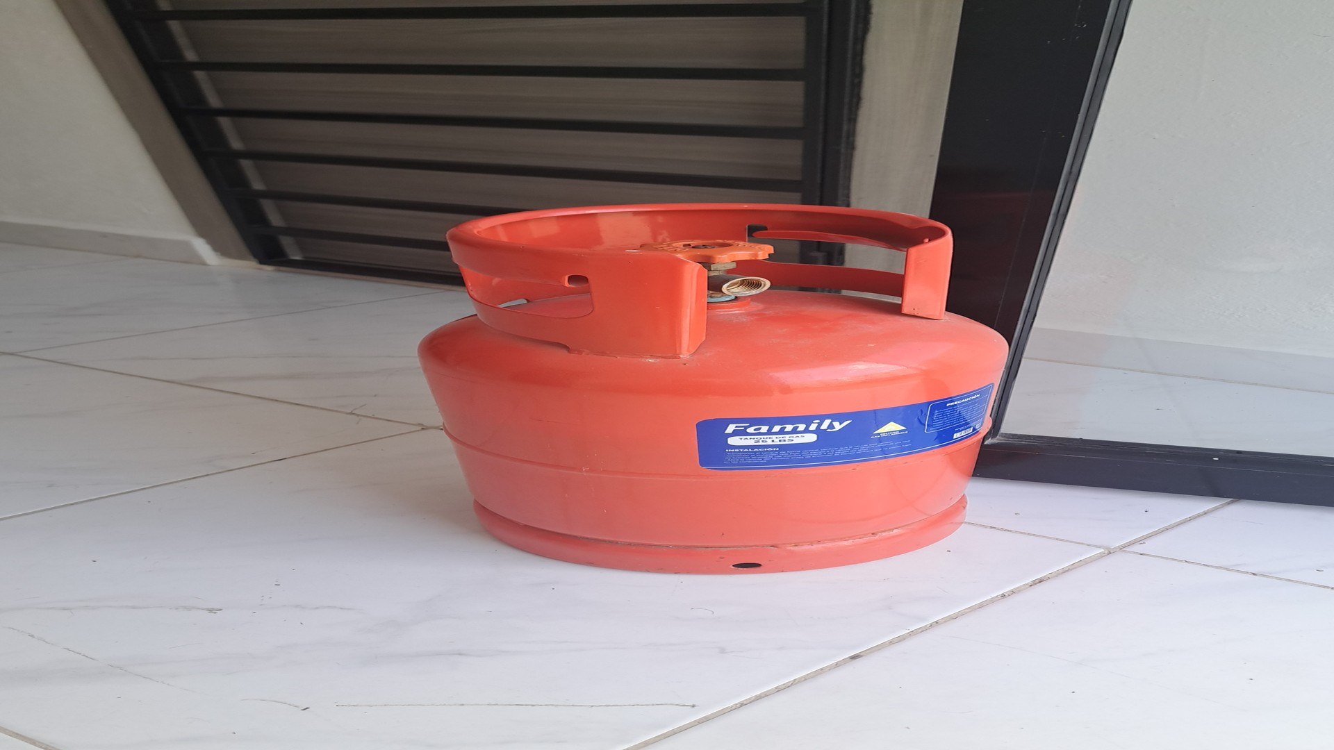 cocina - Tanque de Gas de 25.libras (aún con gas)
Condiciones 10/10. Solo con 7 meses de  0