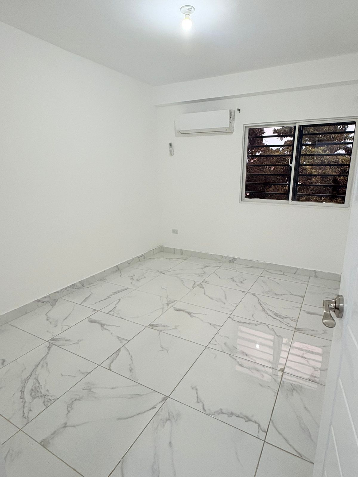 apartamentos - Rento moderno apartamento en Ensanche Ozama Santo Domingo Este. Línea blanca  2