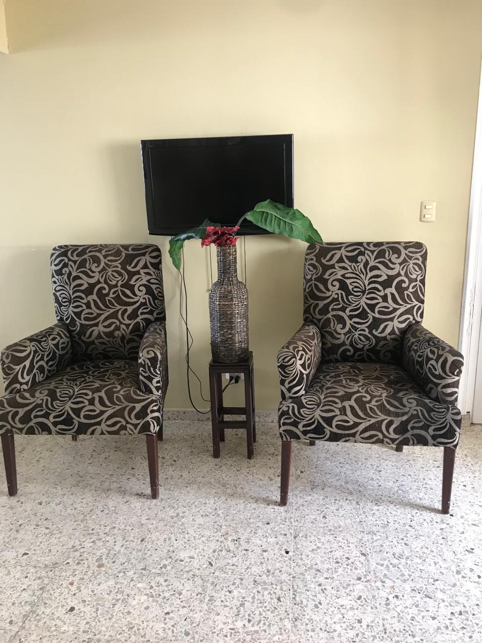 muebles y colchones - Dos butacas altas  muy lindas 