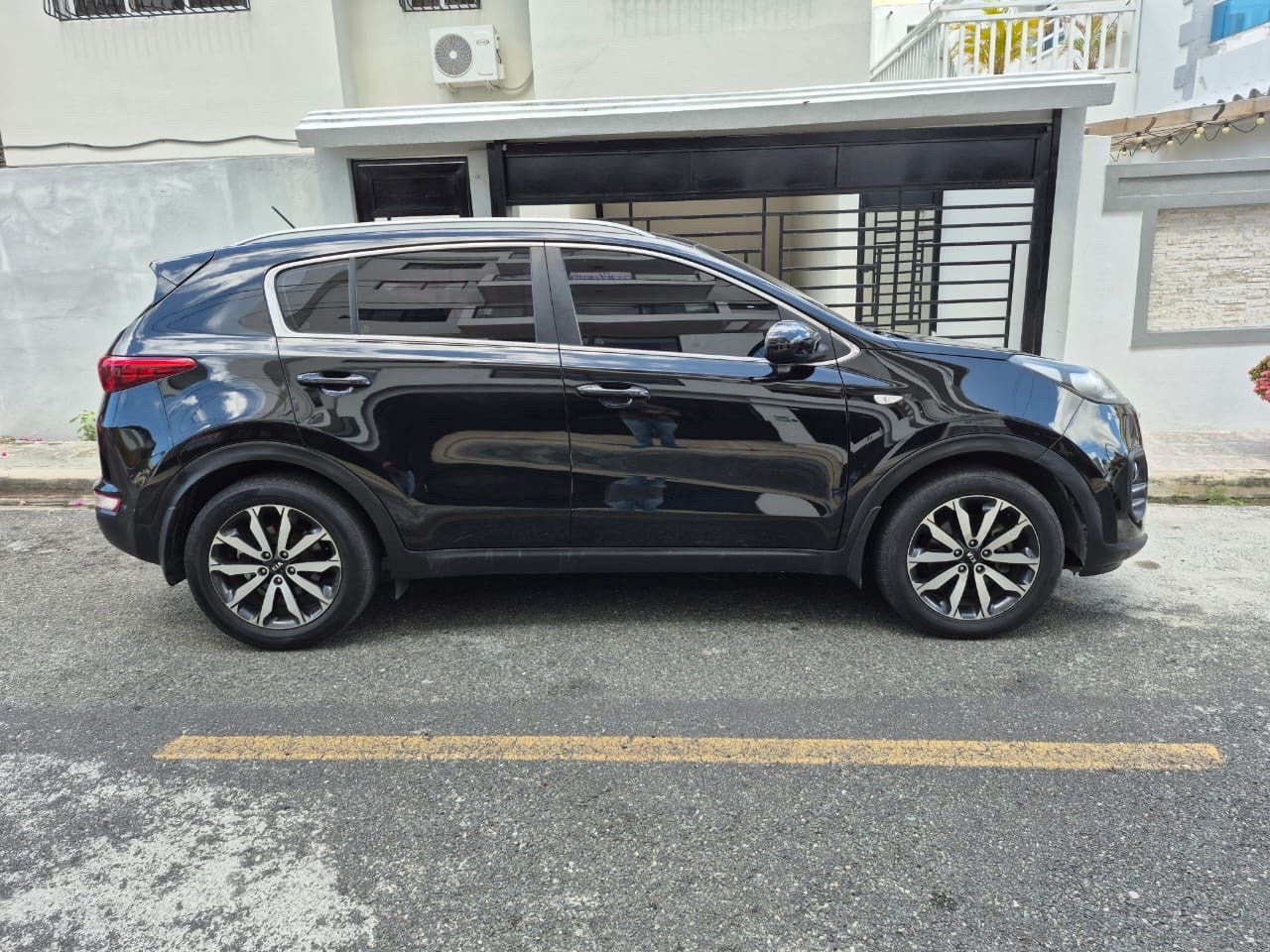 jeepetas y camionetas - Kia Sportage 2017 Negra. 950 mil negociable 2