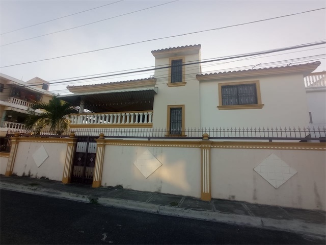 casas - Venta de casa de 3 niveles la autopista de san Isidro brisa oriental con piscina 4
