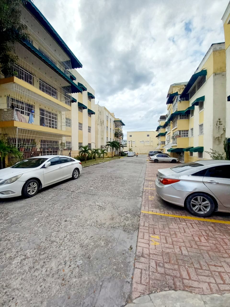 apartamentos - ¡APARTAMENTO EN VENTA EN LA AVENIDA CHARLES!
Precio: RD$4,500,000 5