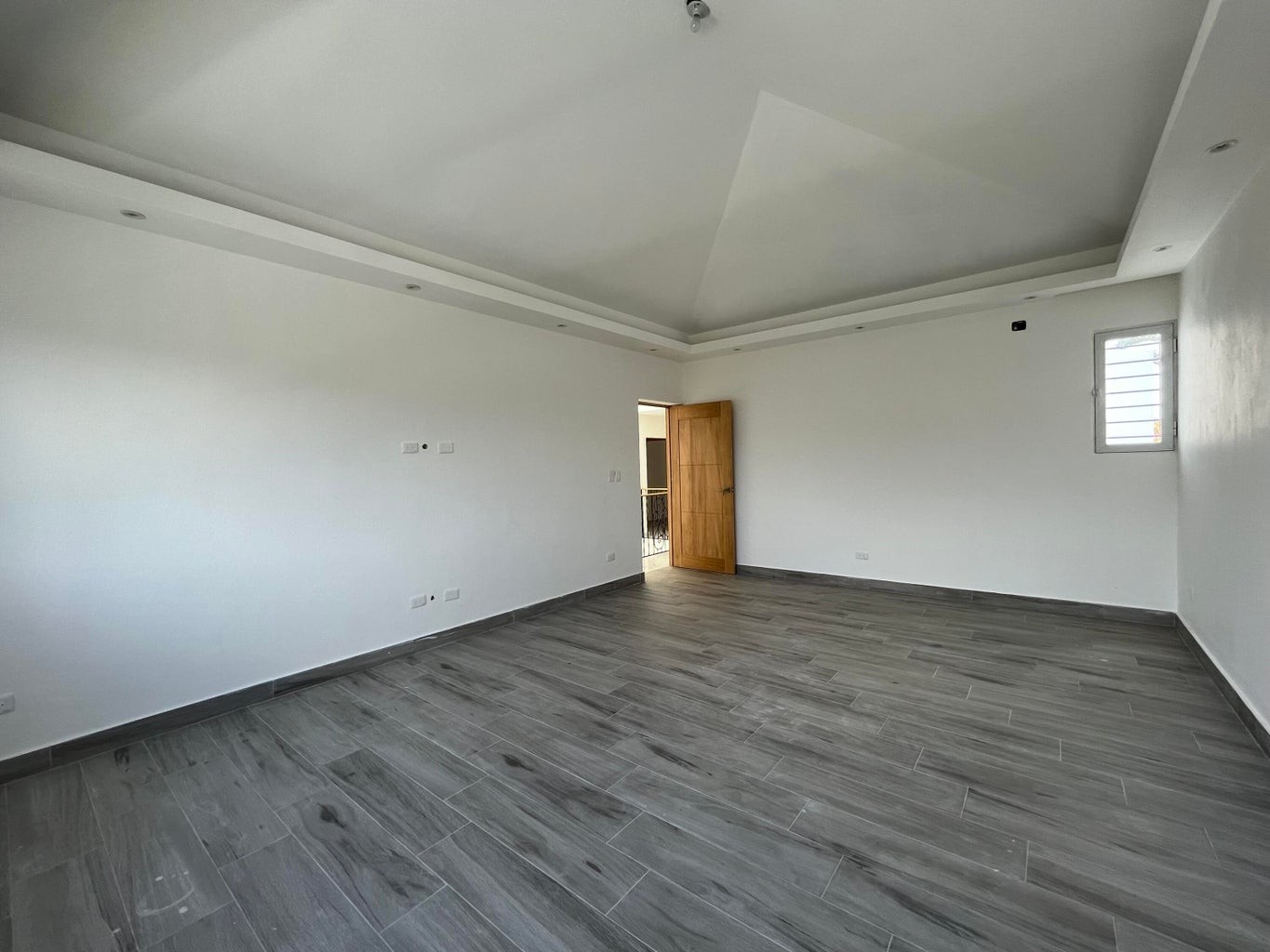 casas - En Alquiler Hermosa Casa Remodelada Con Amplios espacios de Tres Habitaciones. 2