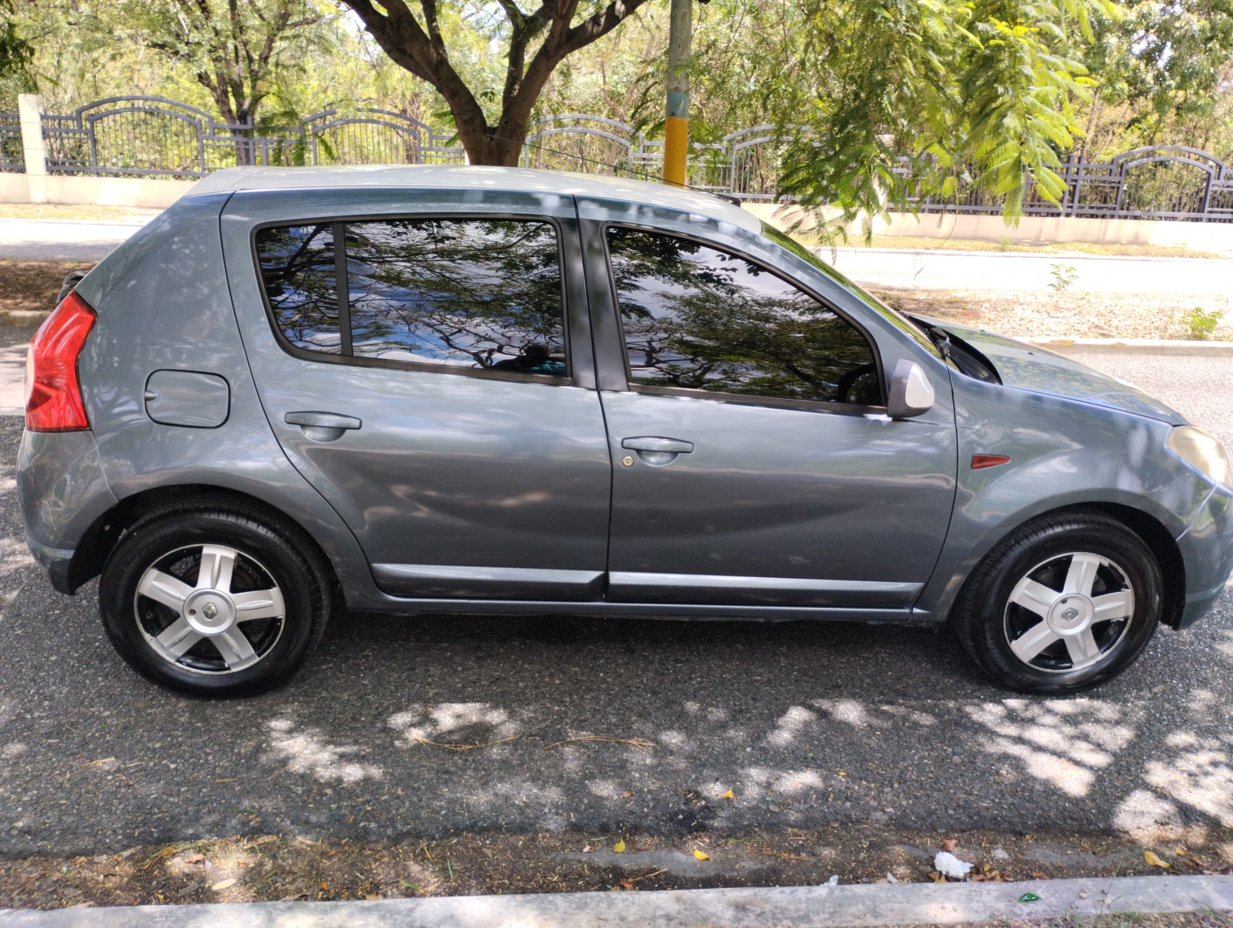 otros vehiculos - Renault Sandero 2012 automático  3
