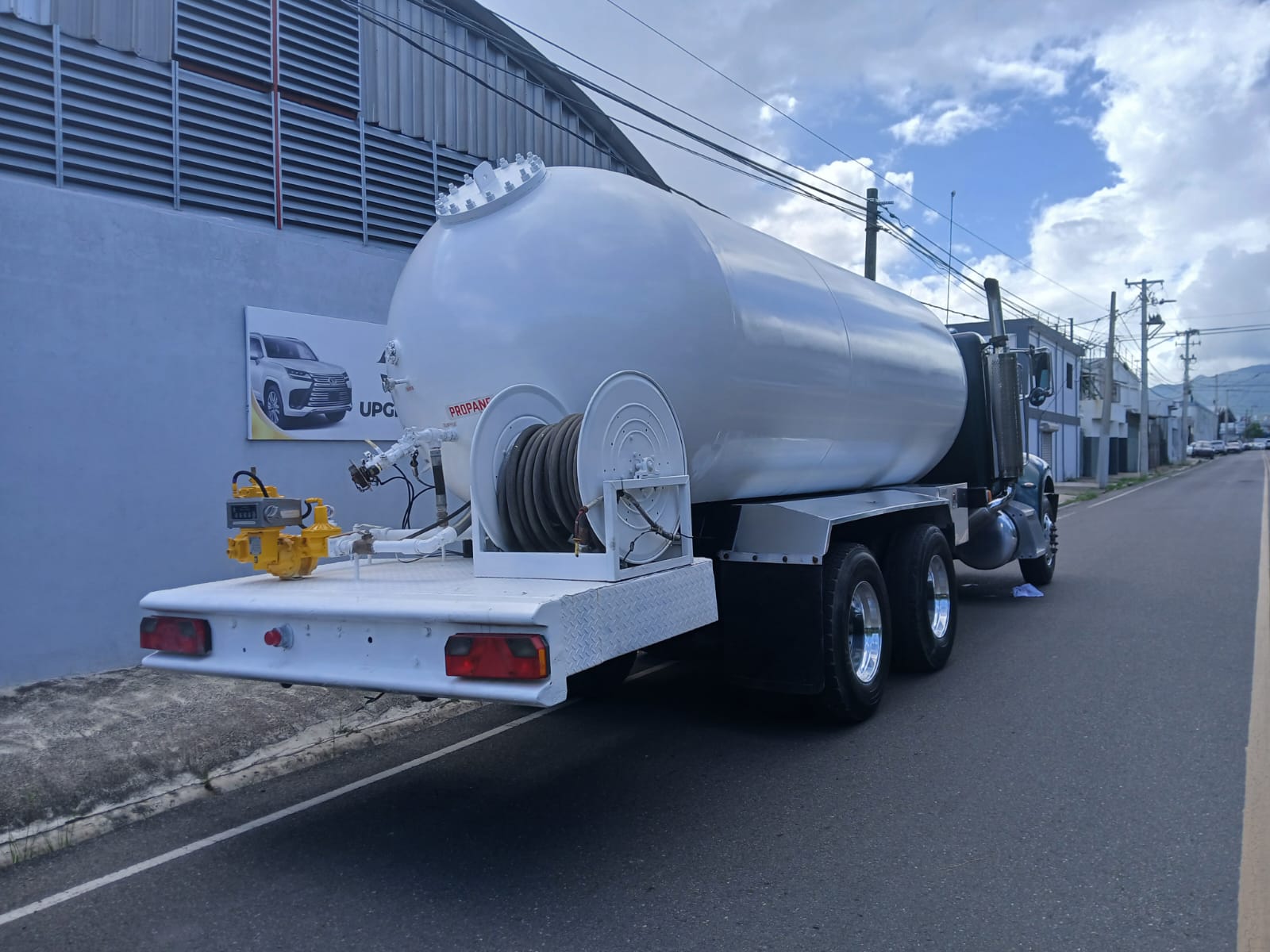 camiones y vehiculos pesados - Camión sinterna GLP capacidad de 5000 1