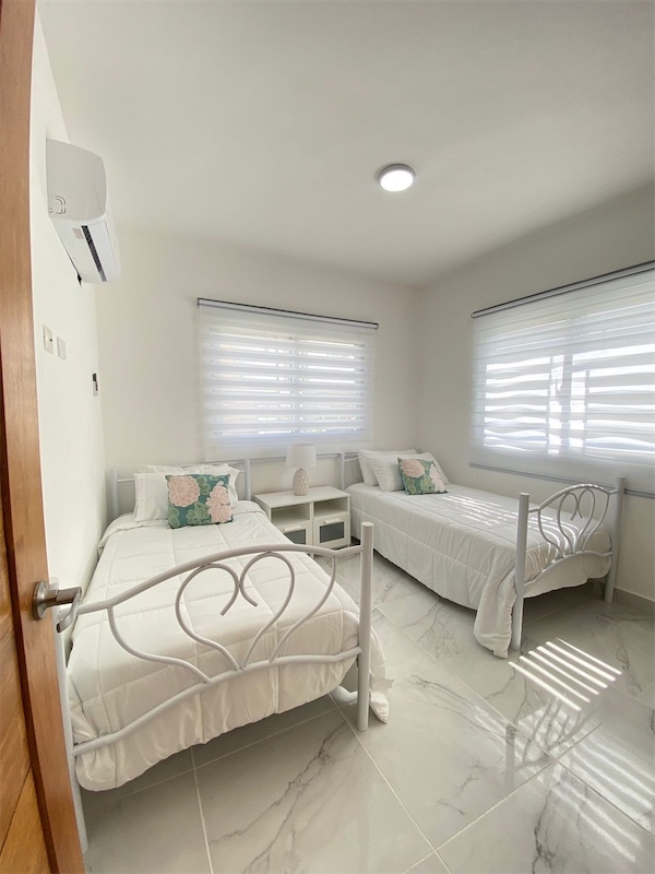 casas vacacionales y villas - Venta de Villa lujosa con piscina en punta cana zona turística 4