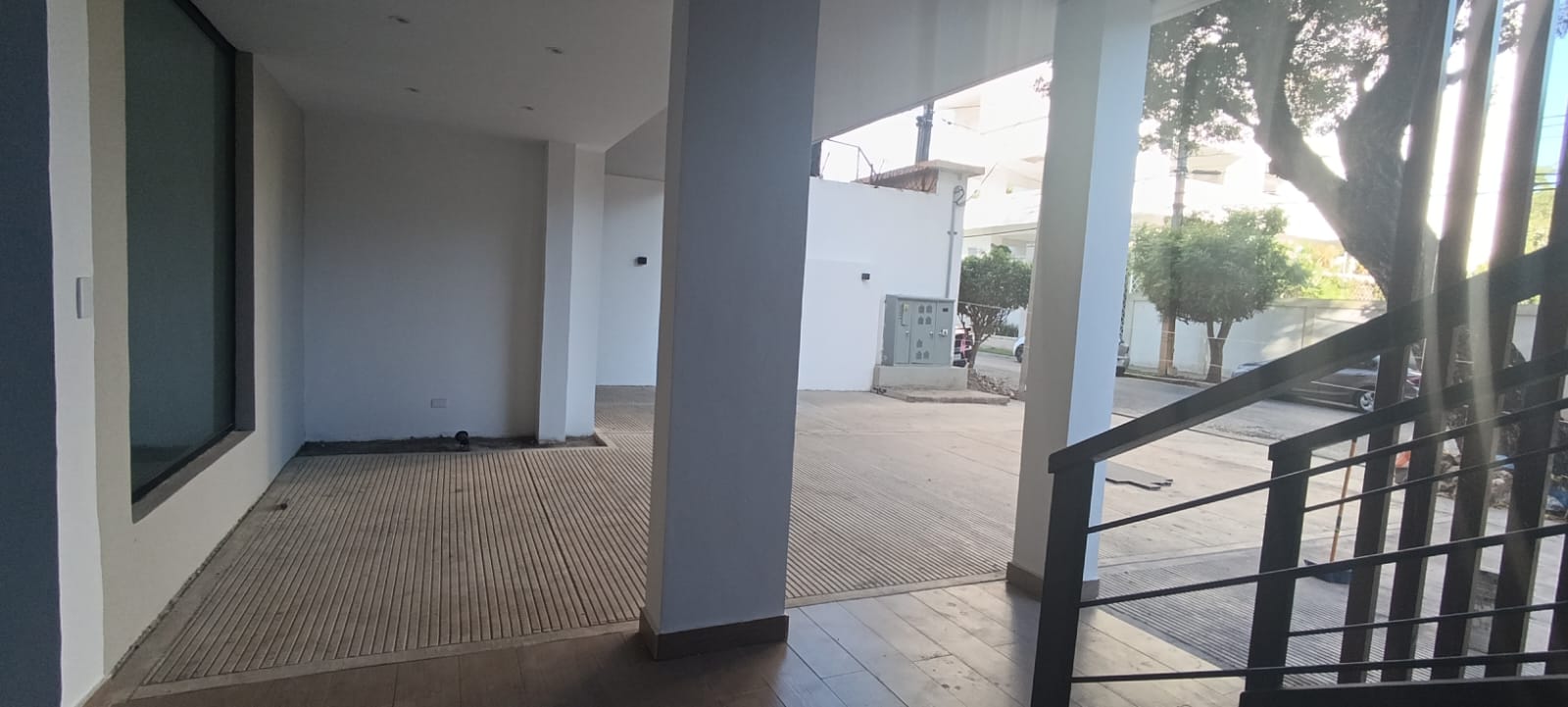 oficinas y locales comerciales - La Julia Excelen Local en Primer nivel con Terraza 0