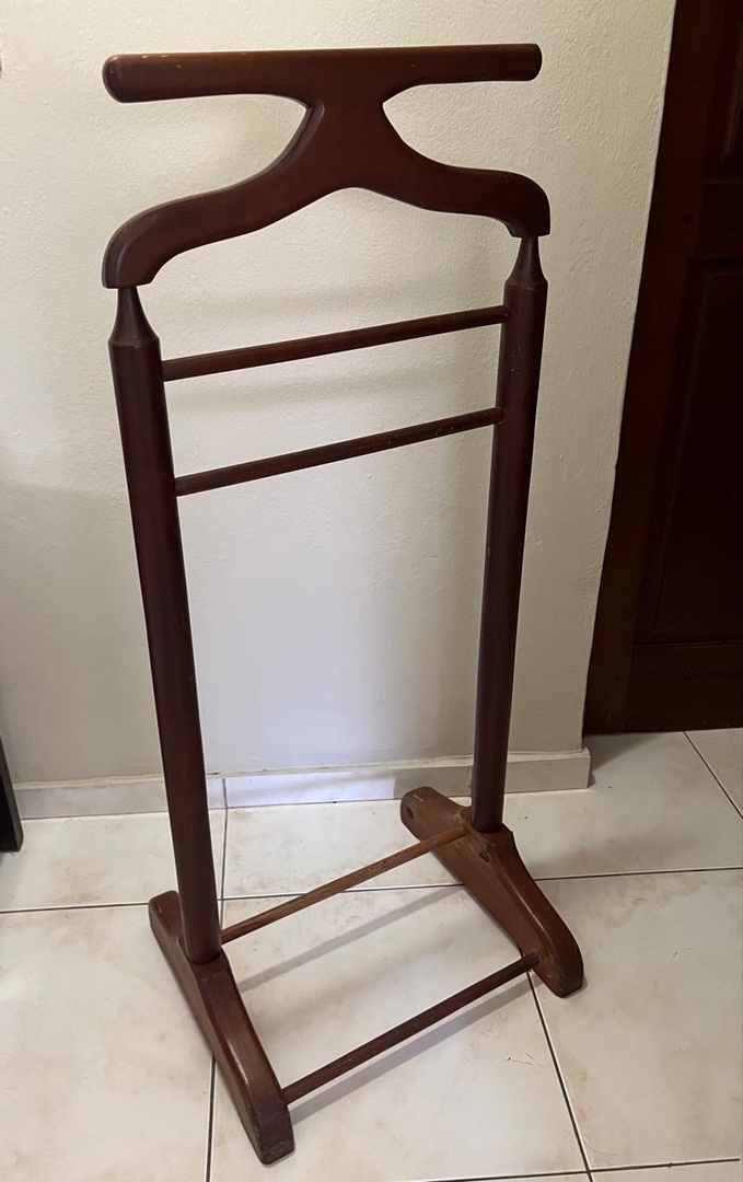 muebles y colchones - Porta traje en caoba $3,000 1
