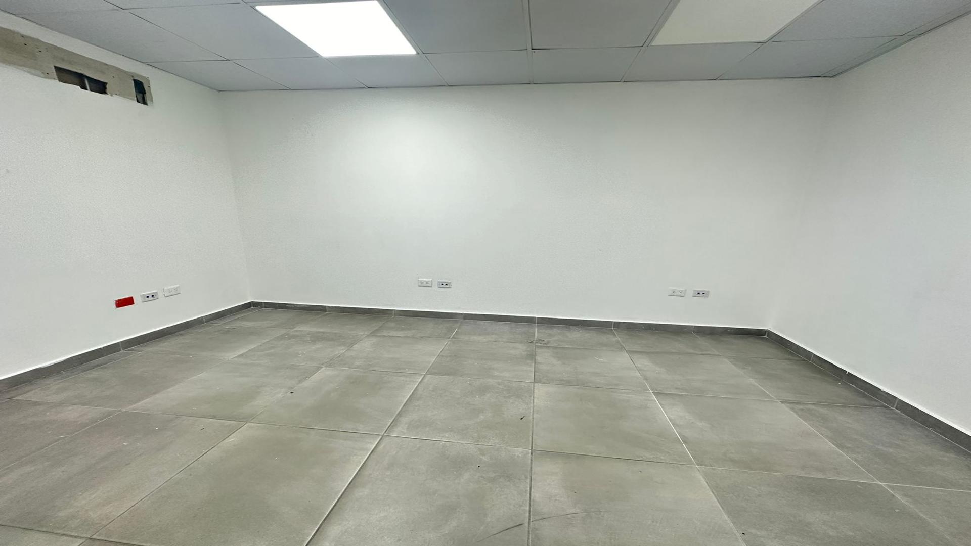 oficinas y locales comerciales - Amplios locales de Primer Piso en el DISTRITO NACIONAL, Los Restauradores. 1