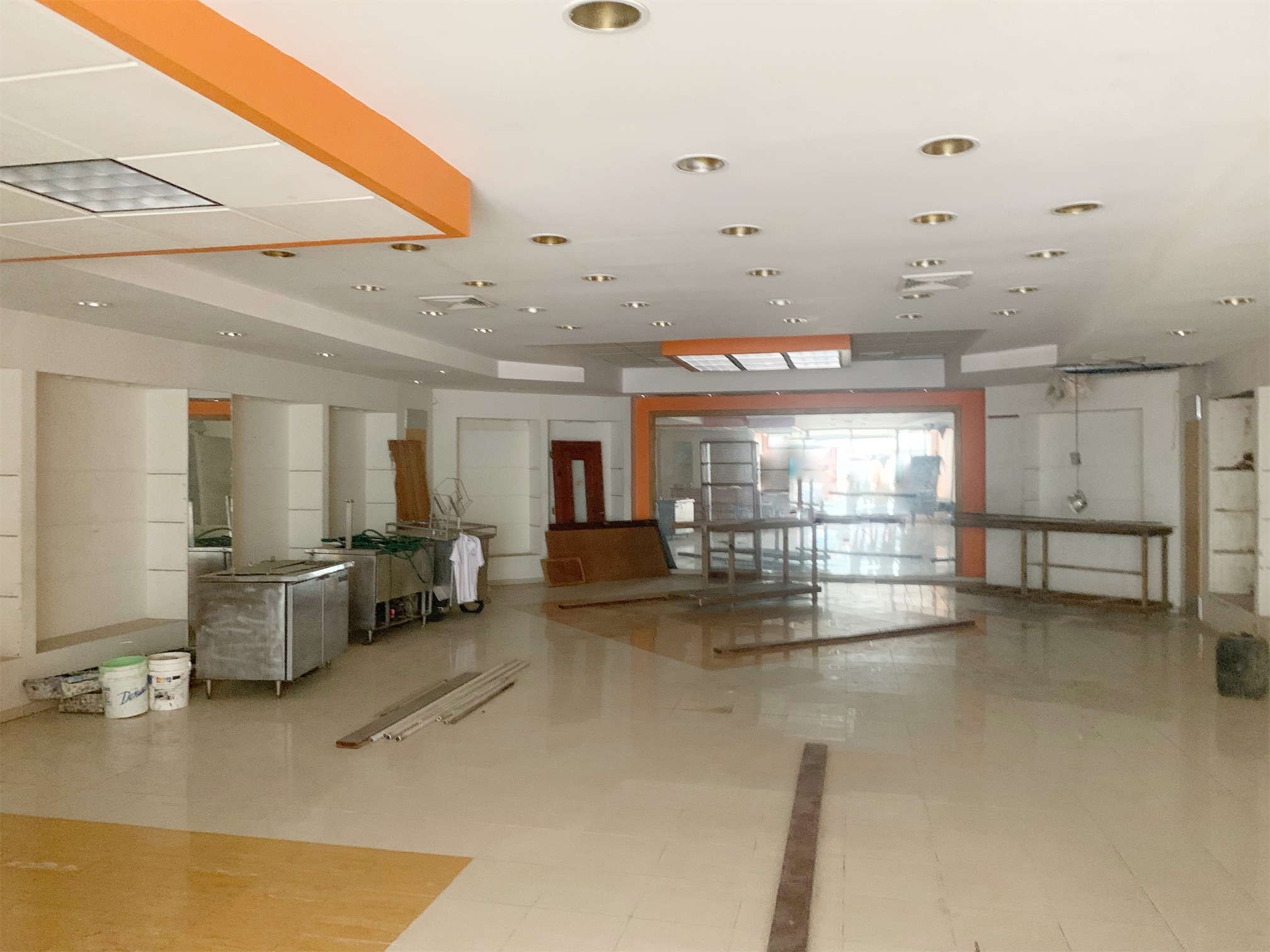 oficinas y locales comerciales - Local amplio en zona colonial 5