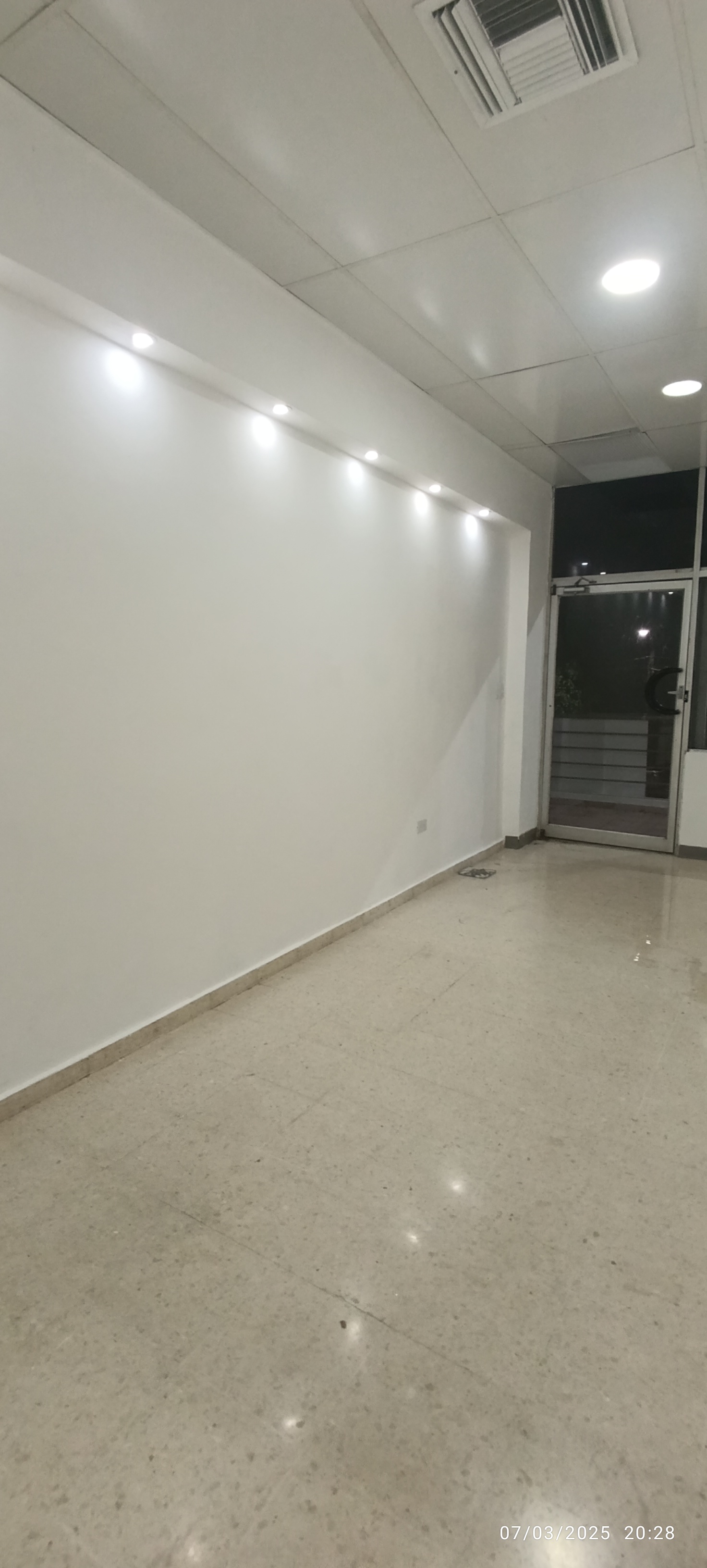 apartamentos - Plaza comercial excelente para Oficina o negocio, varios parqueos, 130 mts . 9