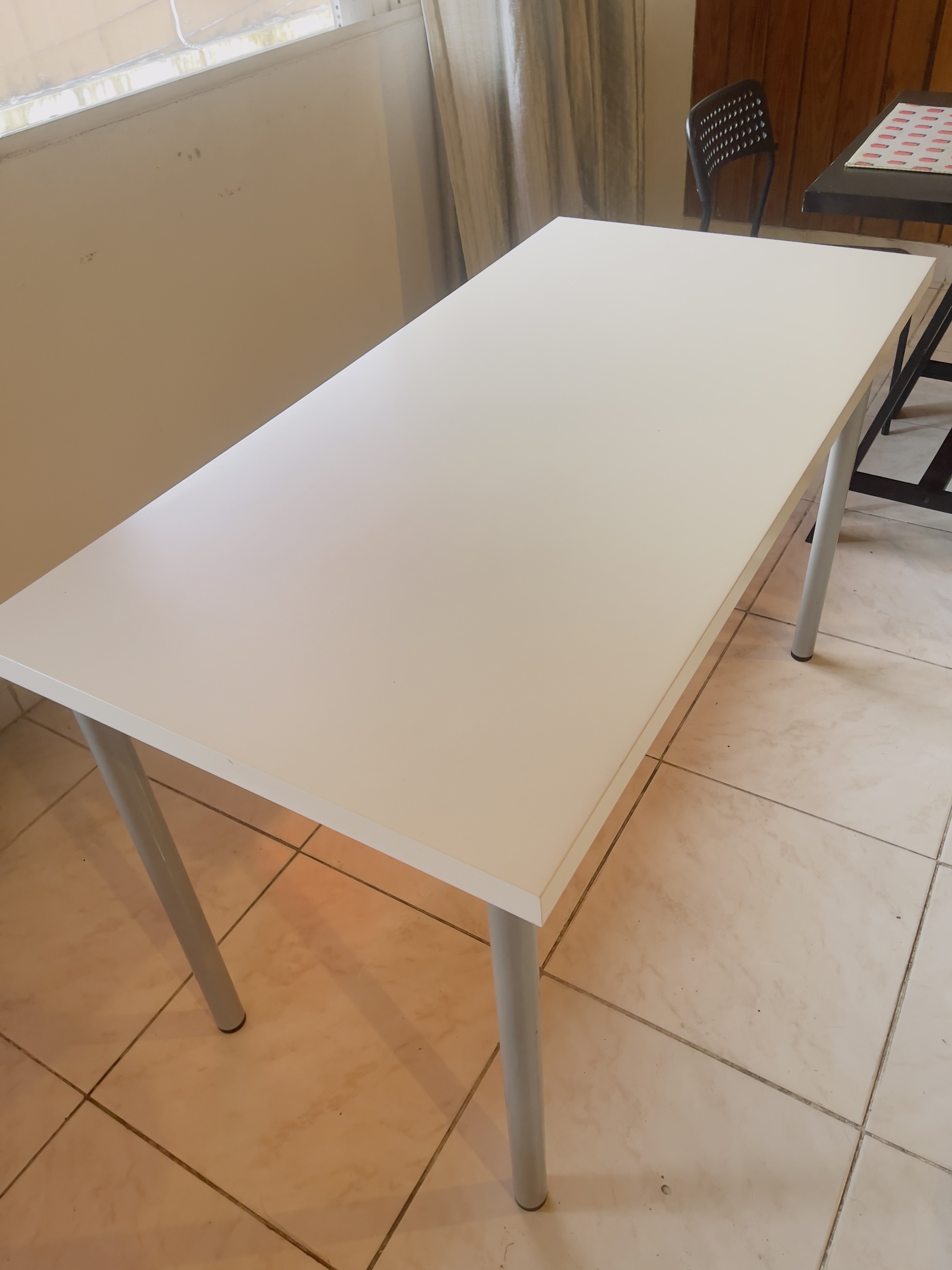 muebles y colchones - Escritorio mesa  y silla de IKEA blanca  1