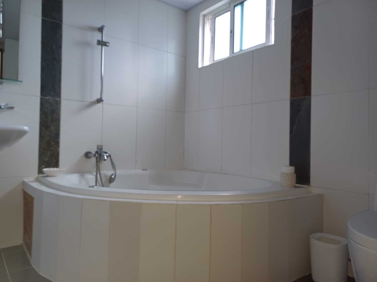apartamentos - APTO de 2 HABS. , con BALCON en el Ensanche PIANTINI,  3er. NIVEL, 164 Mts.2 4