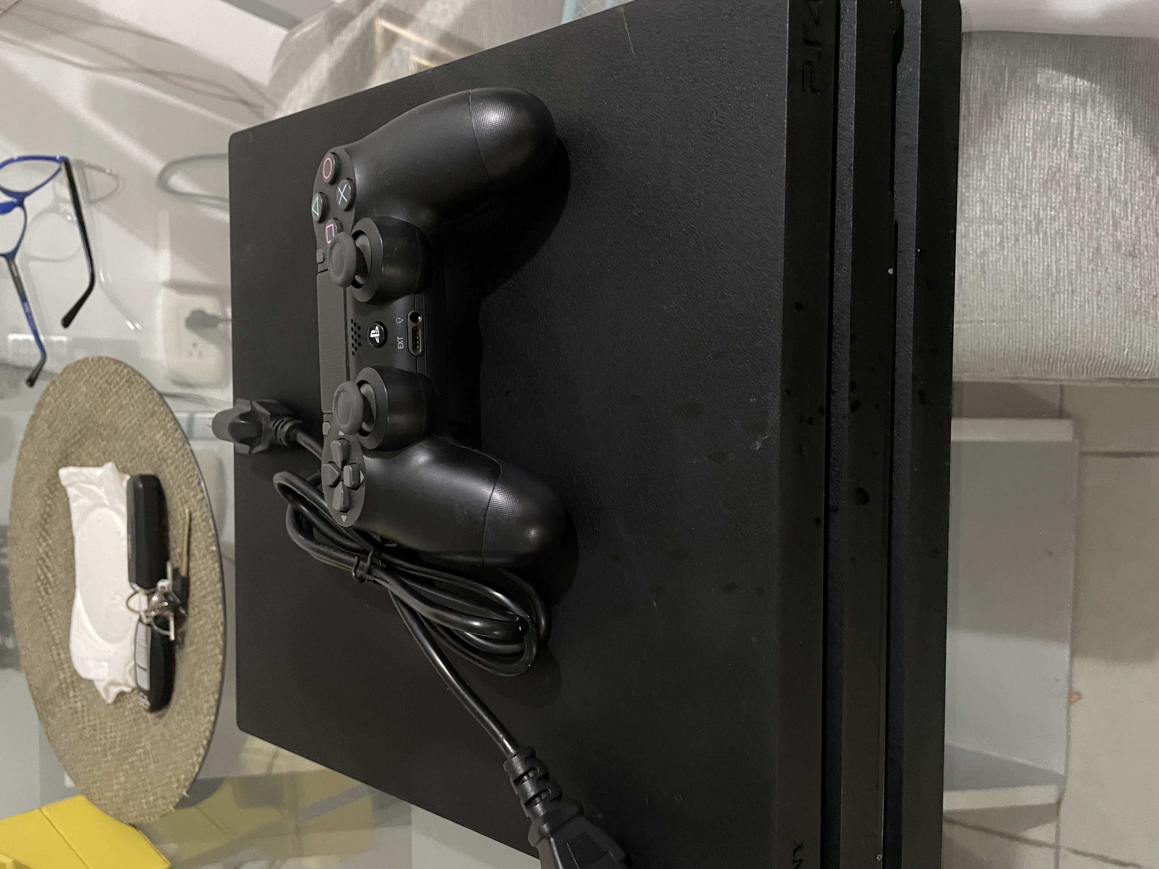 consolas y videojuegos - PlayStation 4 pro 1tb en perfecto estado tenemos mas juegos controles higuey 3