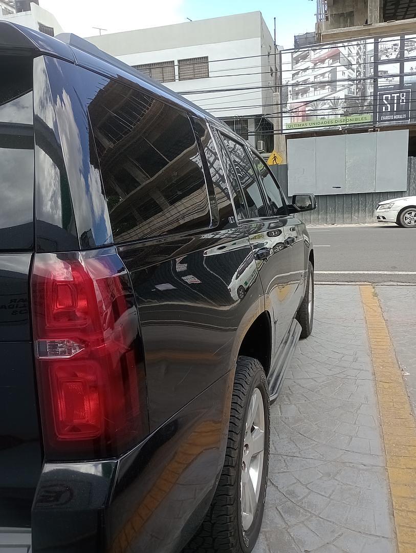 jeepetas y camionetas - Chevrolet Tahoe 2015 en excelente condiciones con 130,000 km todo en Orden  3