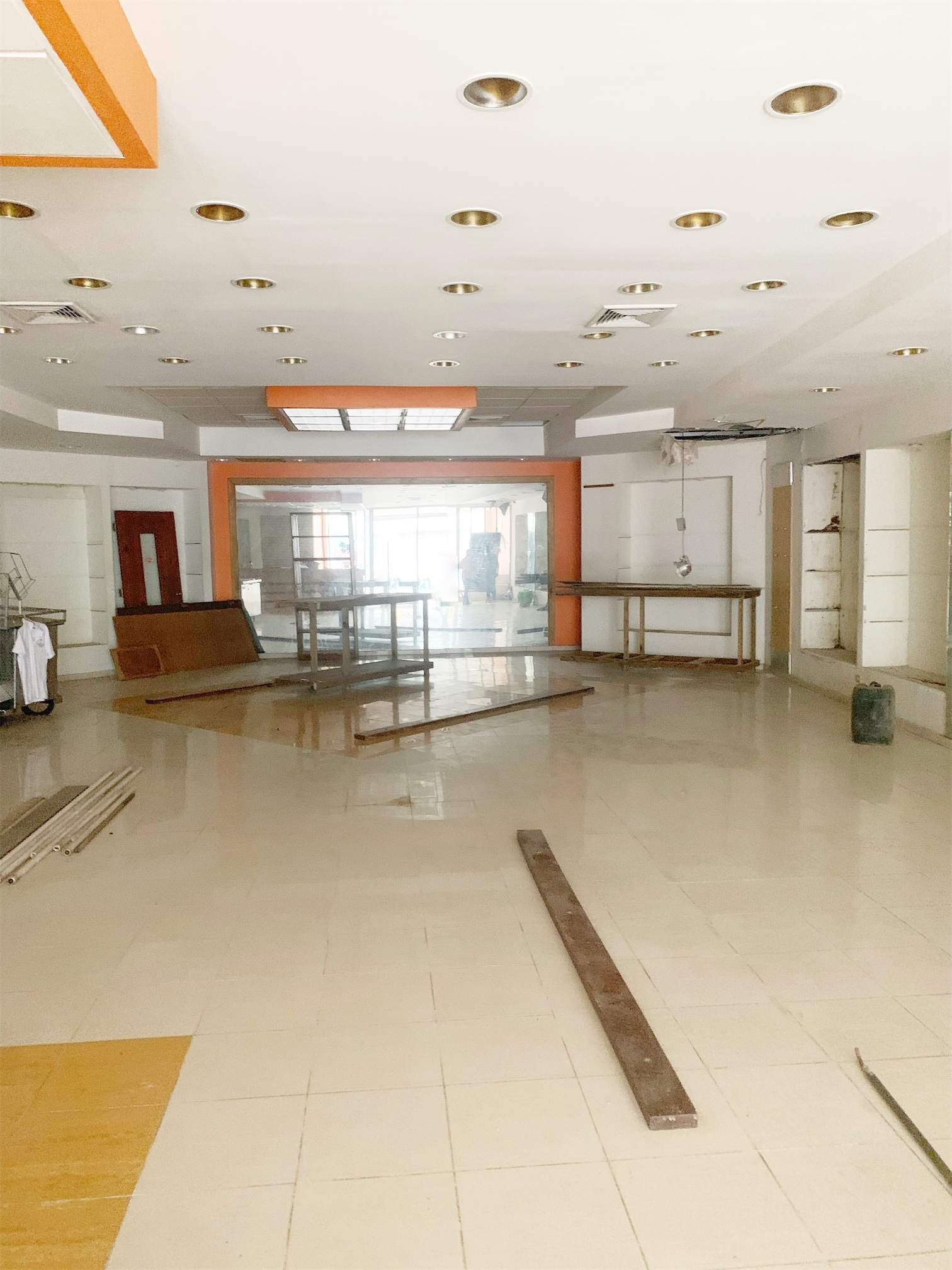 oficinas y locales comerciales - Local amplio en zona colonial 6