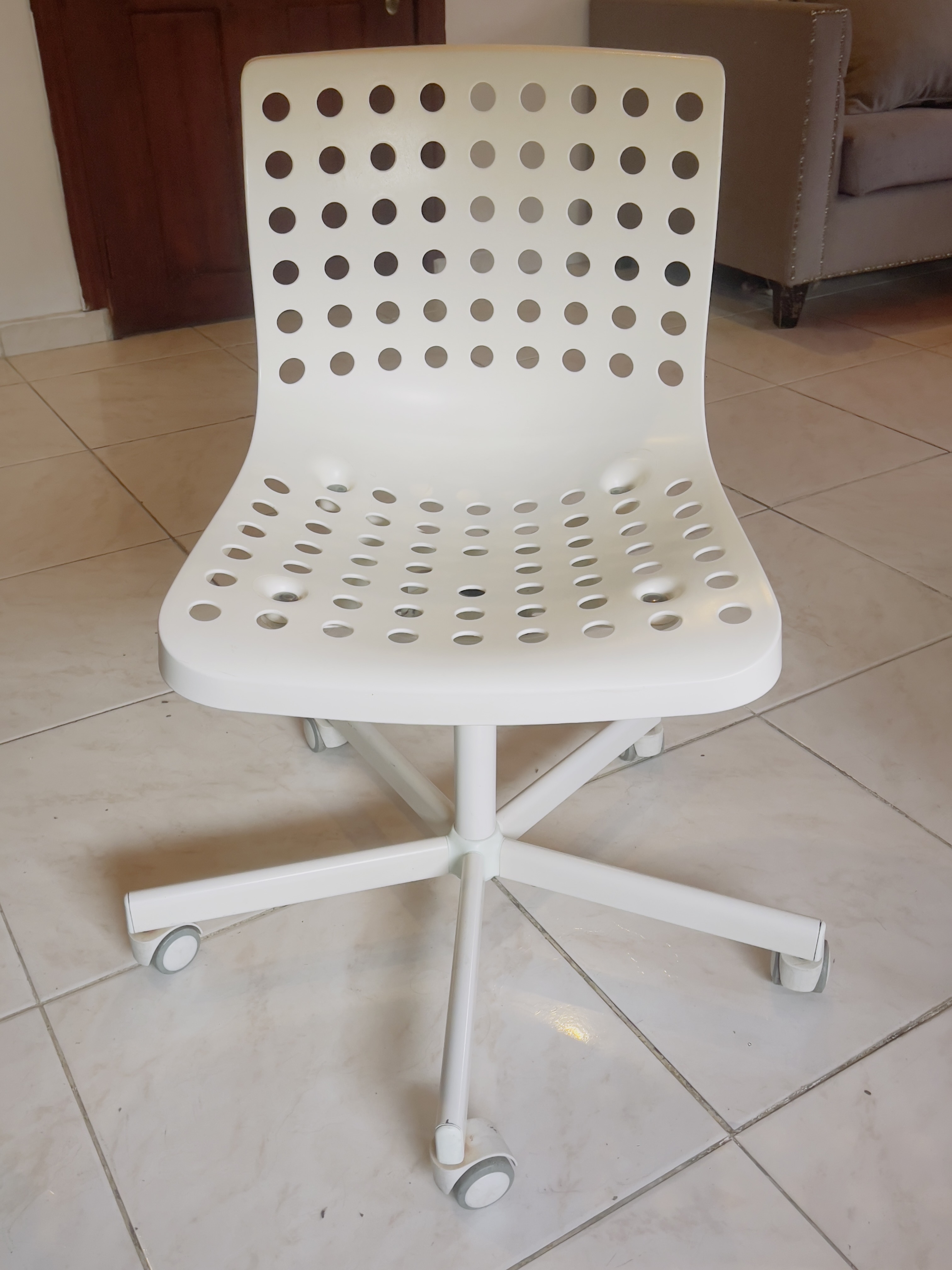 muebles y colchones - Escritorio mesa  y silla de IKEA blanca  2