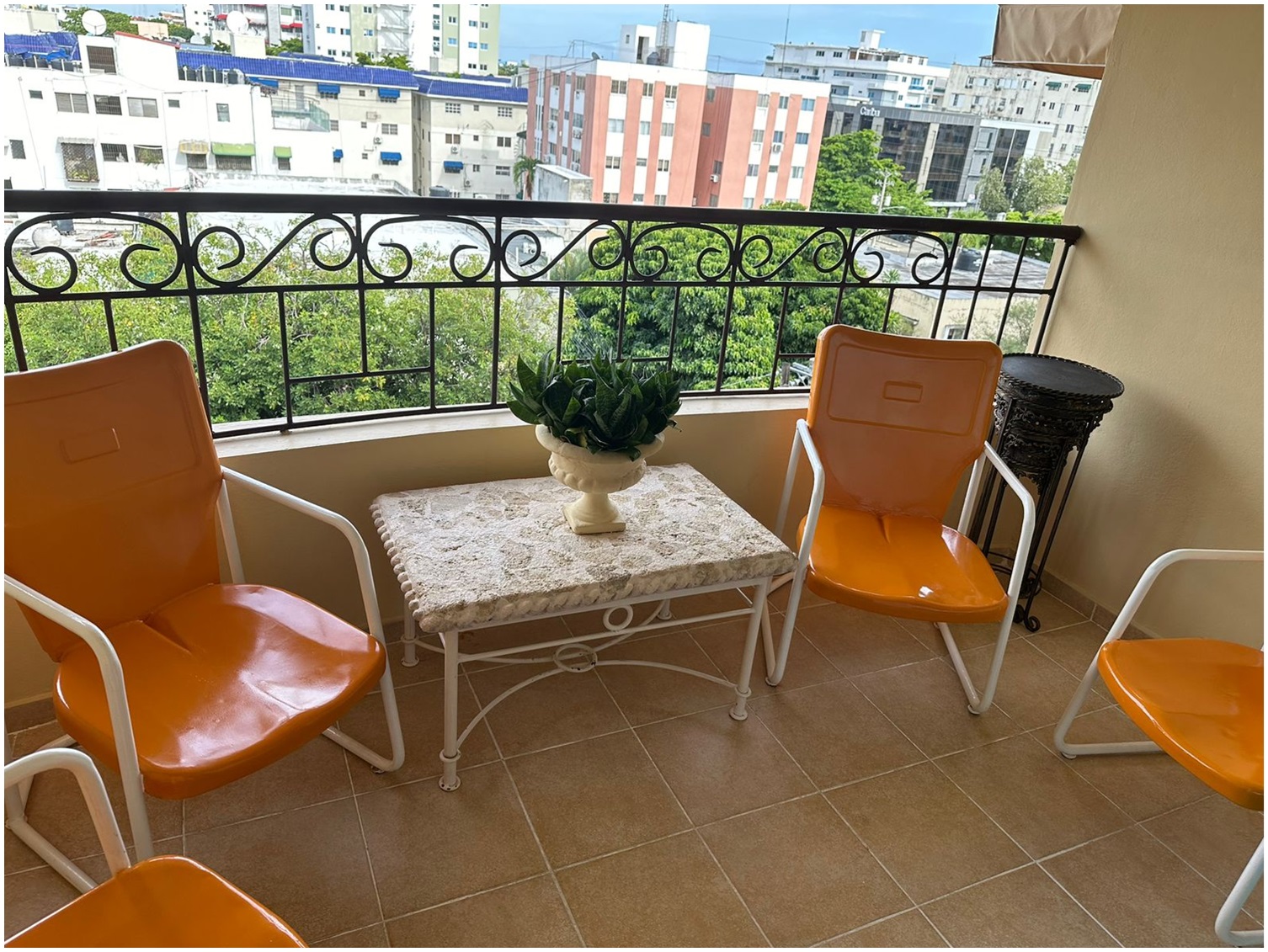 apartamentos - APTO AMUEBLADO EN GAZCUE, 2 HABS., 140 Mts.2, BALCON, 5TO PISO, TORRE HILDA MARI 3