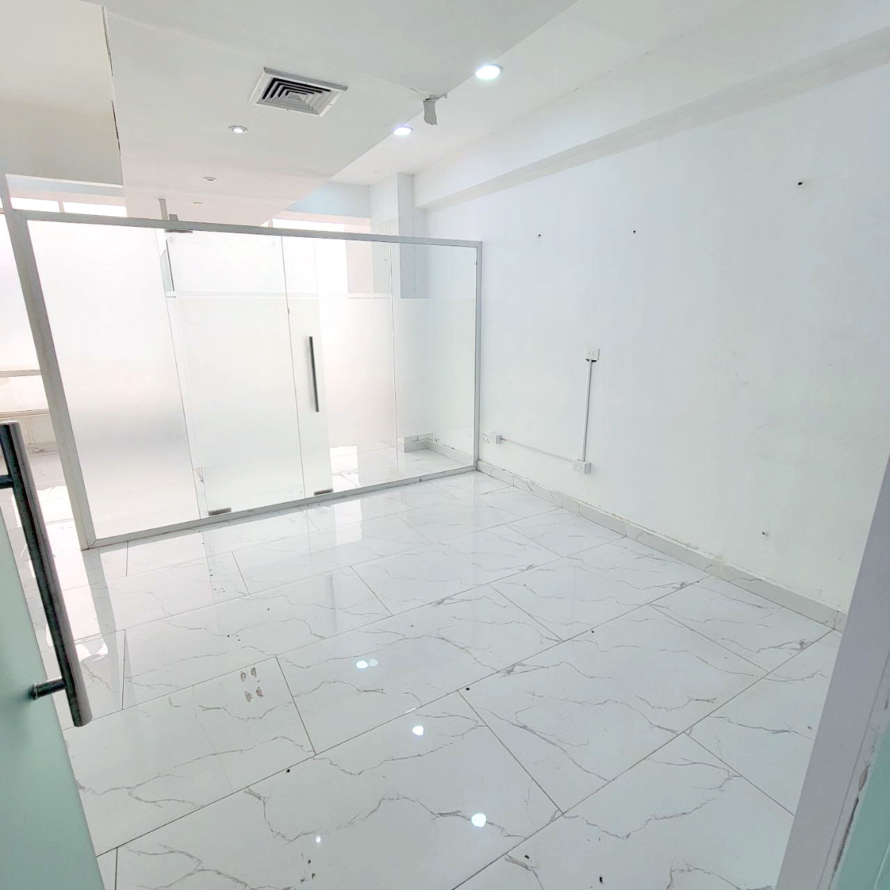 oficinas y locales comerciales - Local Comercial ideal oficina Plaza en Piantini 4