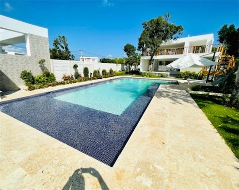 casas vacacionales y villas - Venta de Villa lujosa con piscina en punta cana zona turística 3