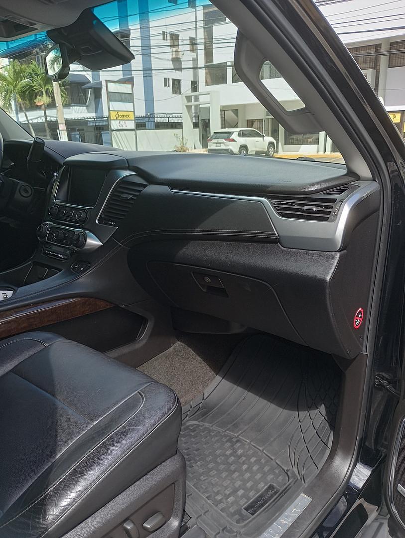 jeepetas y camionetas - Chevrolet Tahoe 2015 en excelente condiciones con 130,000 km todo en Orden  4