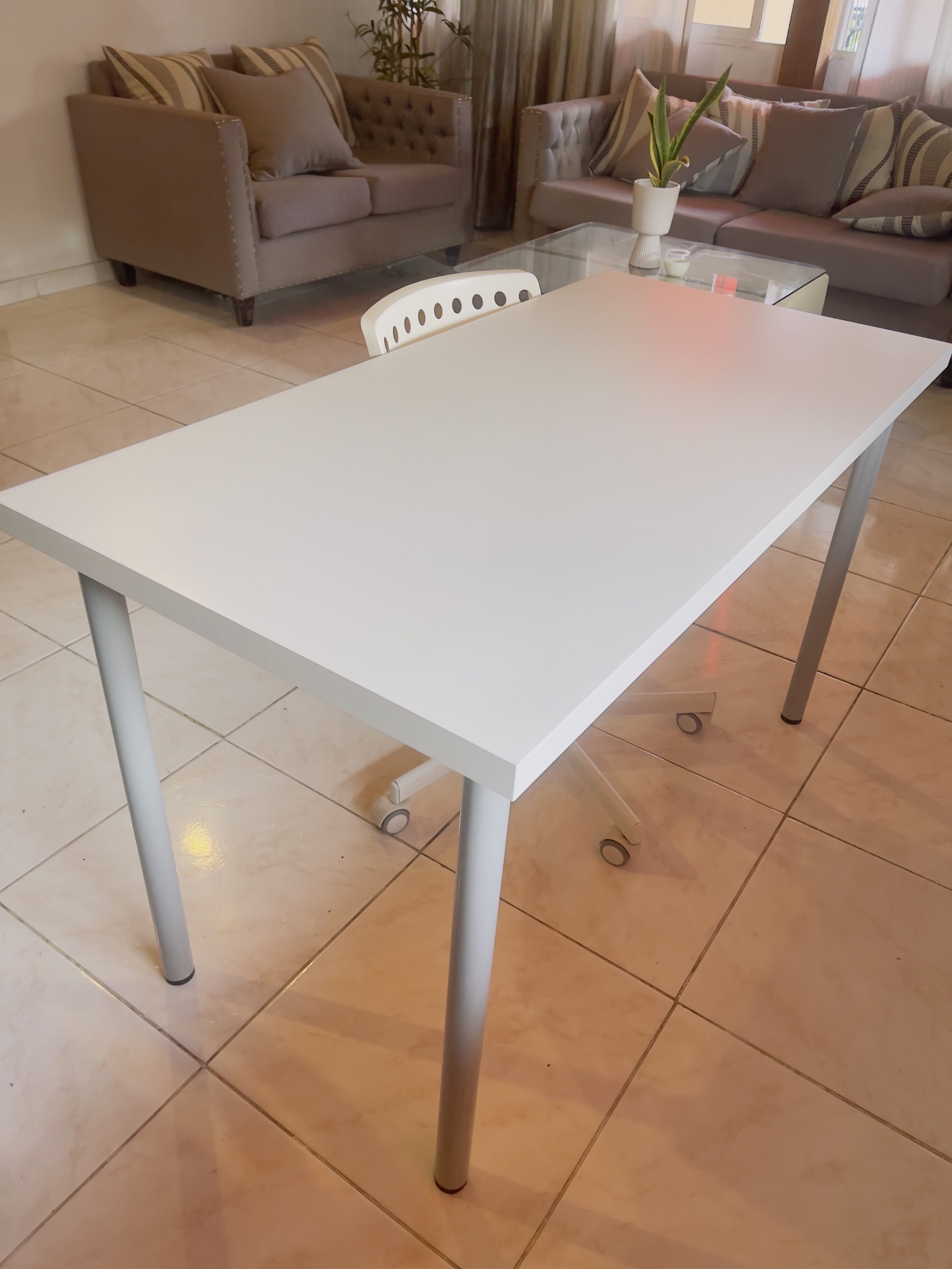 muebles y colchones - Escritorio mesa  y silla de IKEA blanca  3