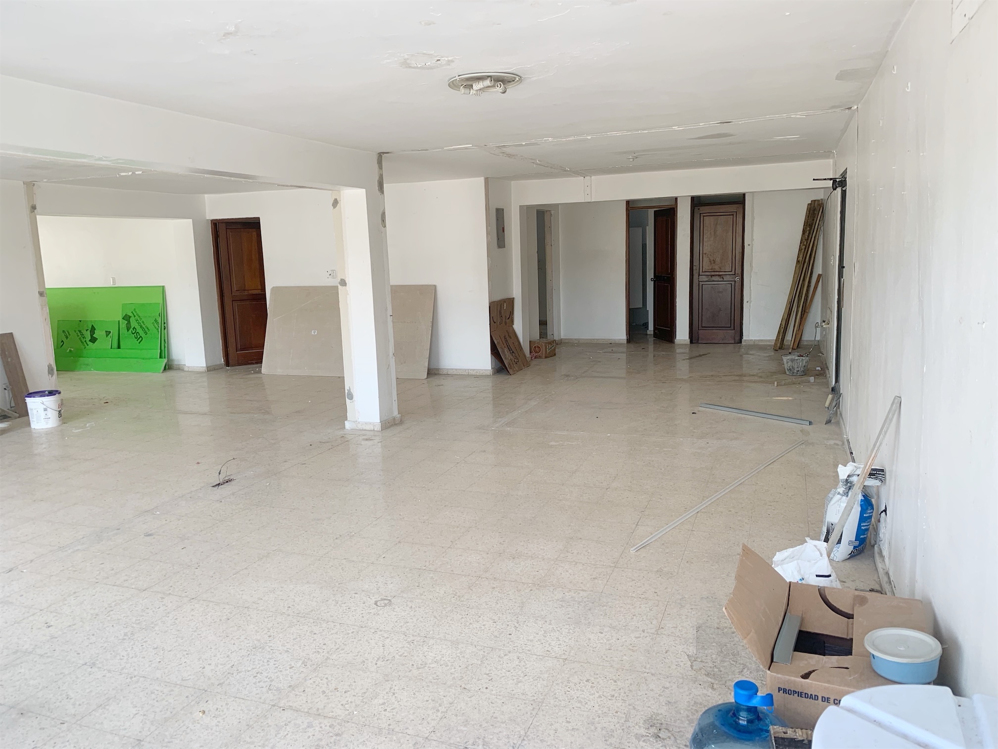 oficinas y locales comerciales - Local amplio y abierto en Naco 5
