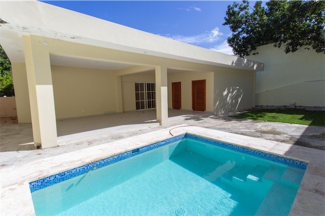 casas - Venta de casa en arroyo hondo 3 con piscina 694mts Distrito Nacional