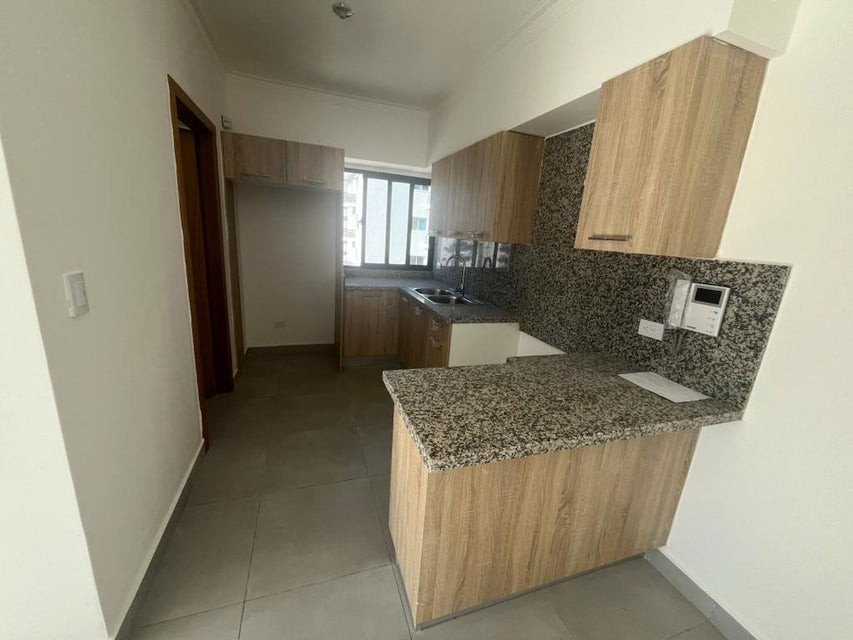 apartamentos - Apartamento en alquiler #24-574 Evaristo Morales, piso medio, con ascensor. 