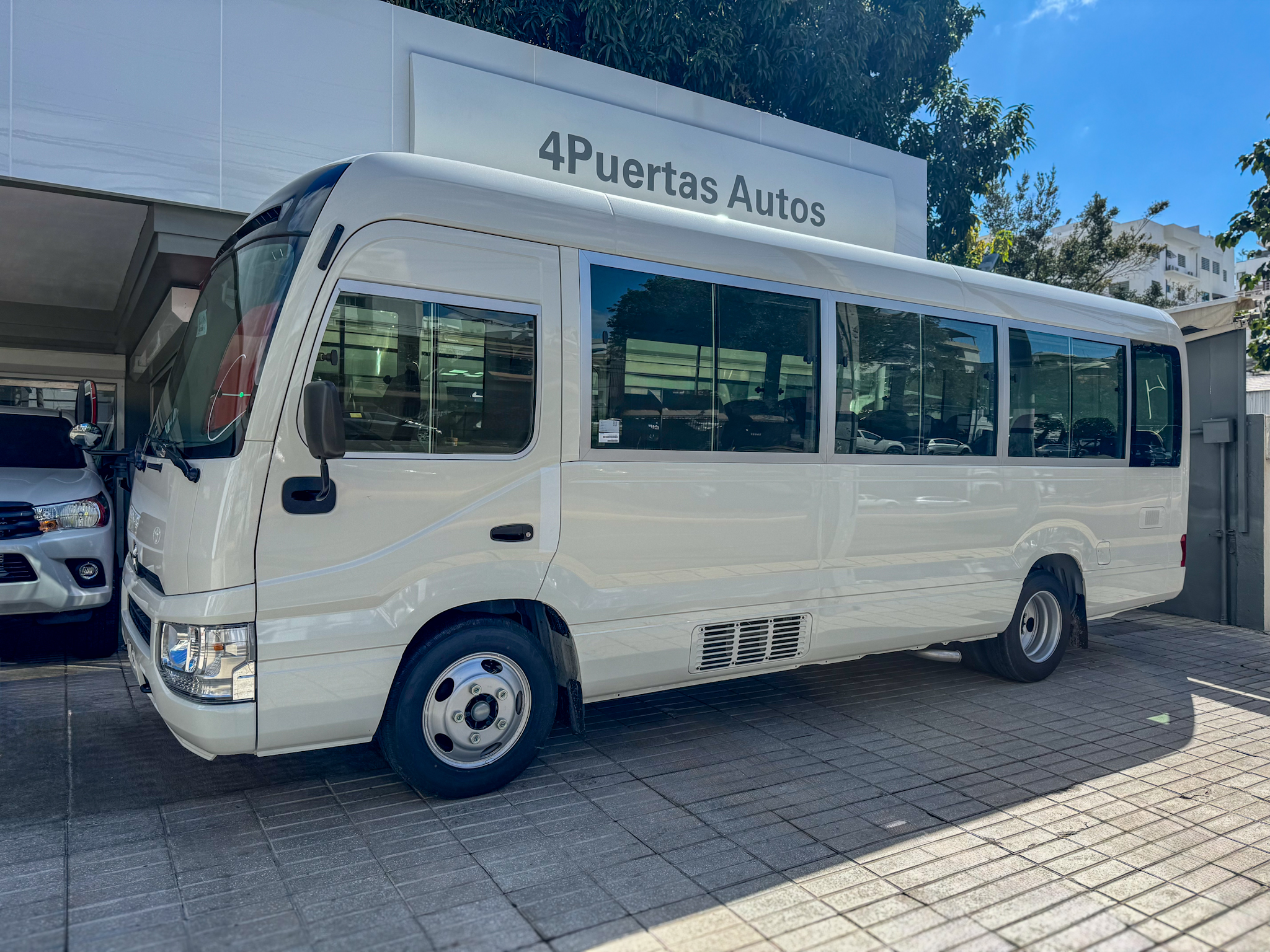 camiones y vehiculos pesados - TOYOTA COASTER 30 PASAJEROS 1