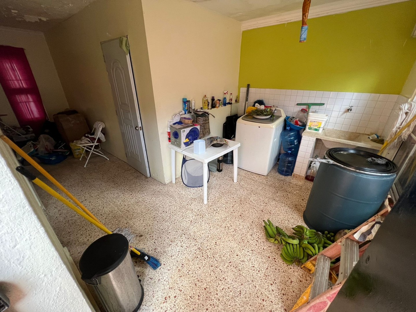casas - Bonita Casa en venta 
Ubicada en el Res. Carmen María 
RD$ 12,900,000.00  6